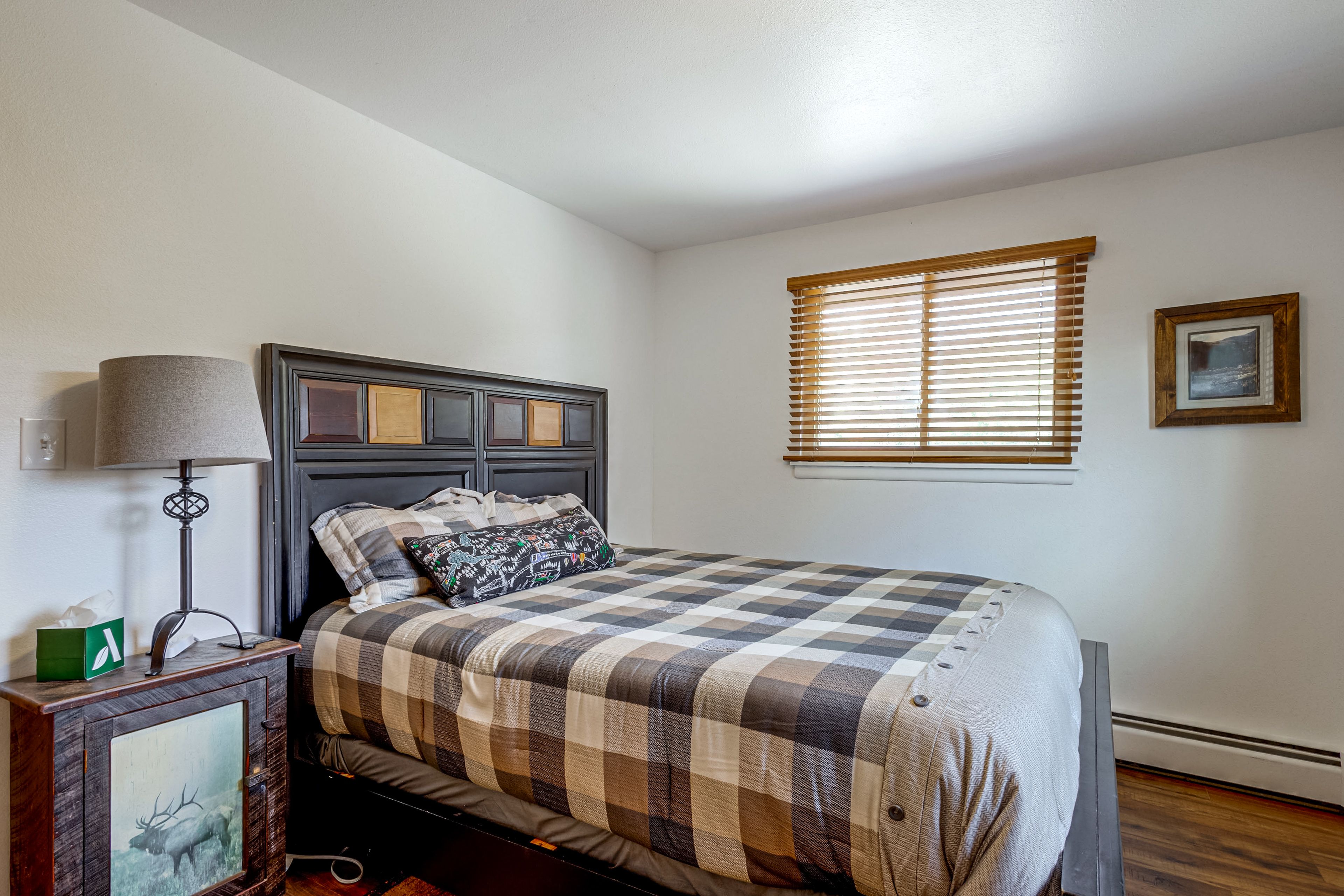 Bedroom 2 | Queen Bed | Smart TV