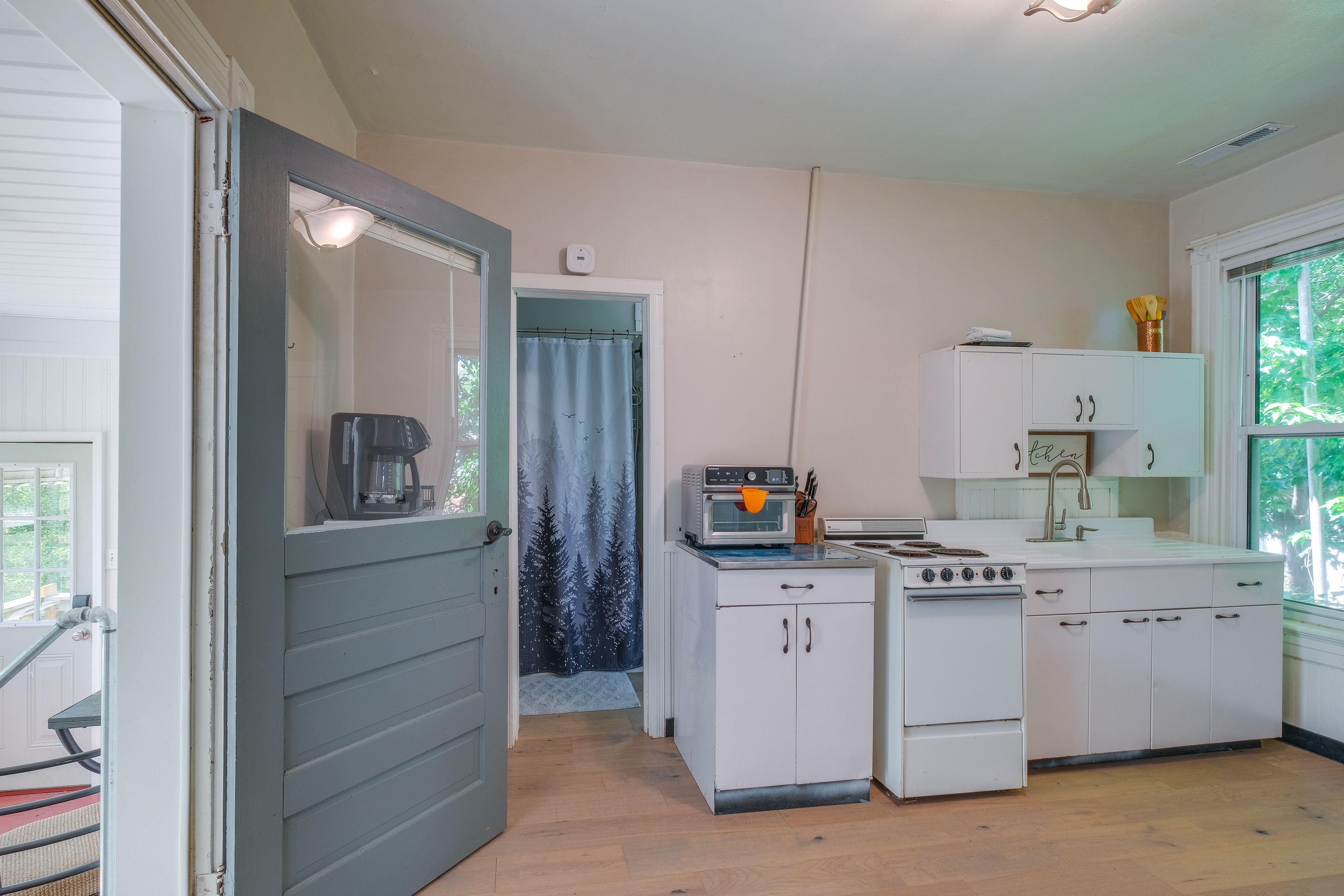 King's Suite | Kitchen | Refrigerator | Microwave