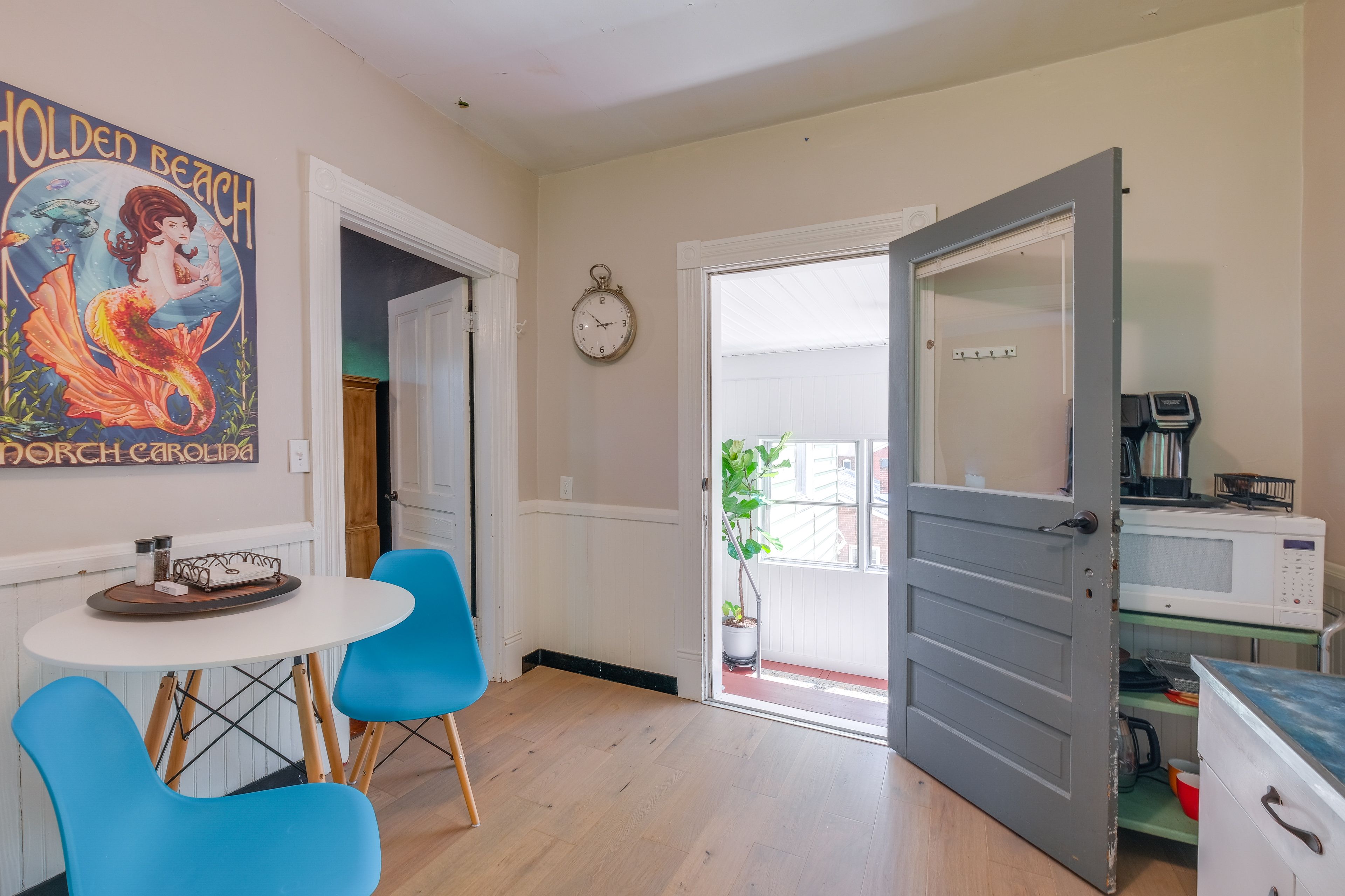 King's Suite | Dining Area | Dishware/Flatware Provided