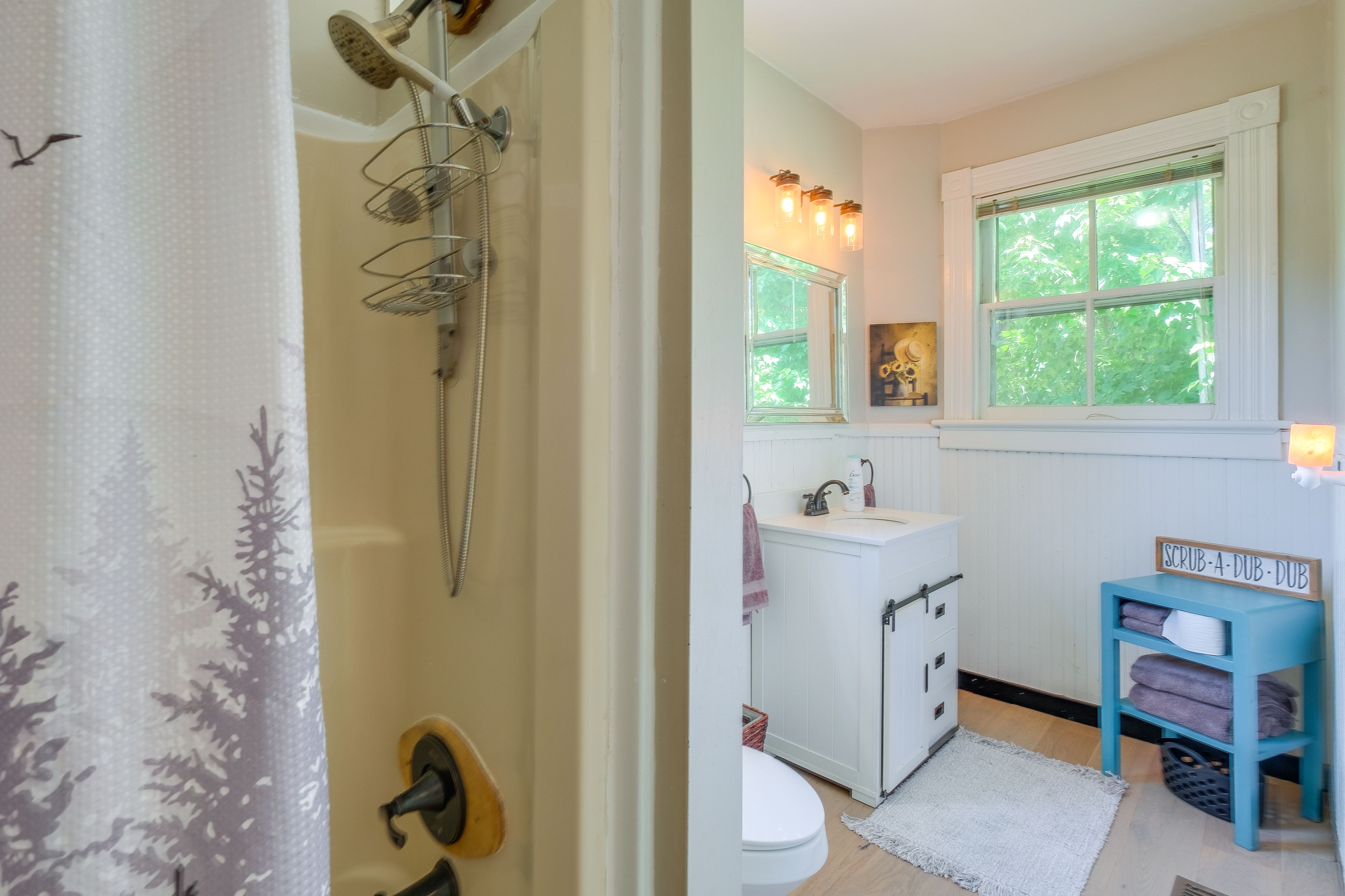 King's Suite | Full Bathroom | Toiletries | Towels Provided
