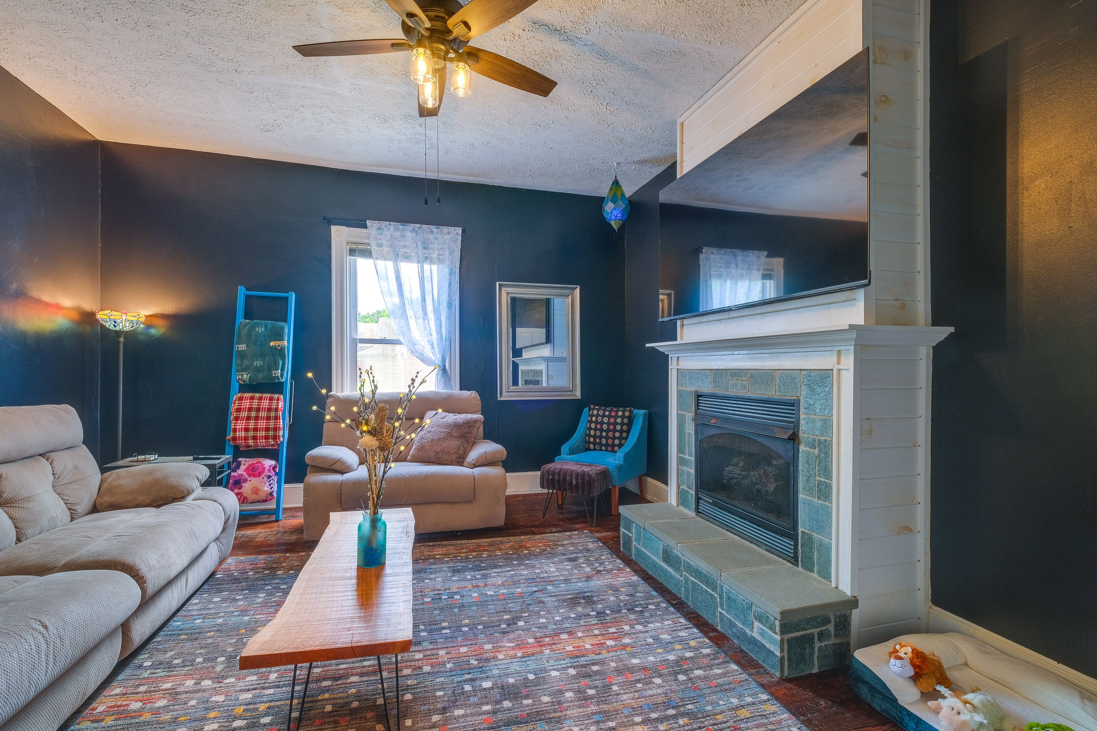 Mansfield Manor | Living Room | TV | Fireplace | 1st Floor