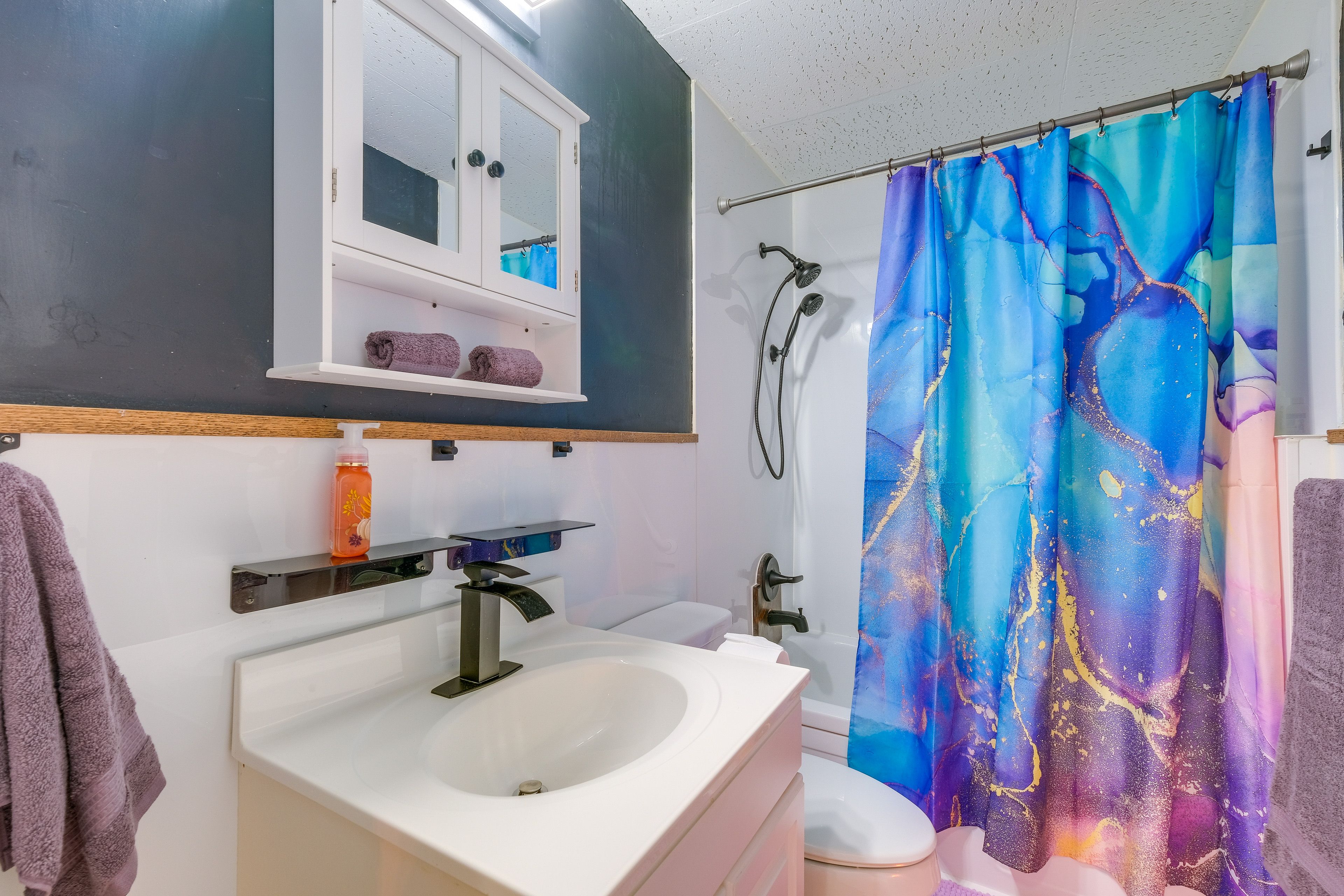 Mansfield Manor | En-Suite Bath | Toiletries | 1st Floor