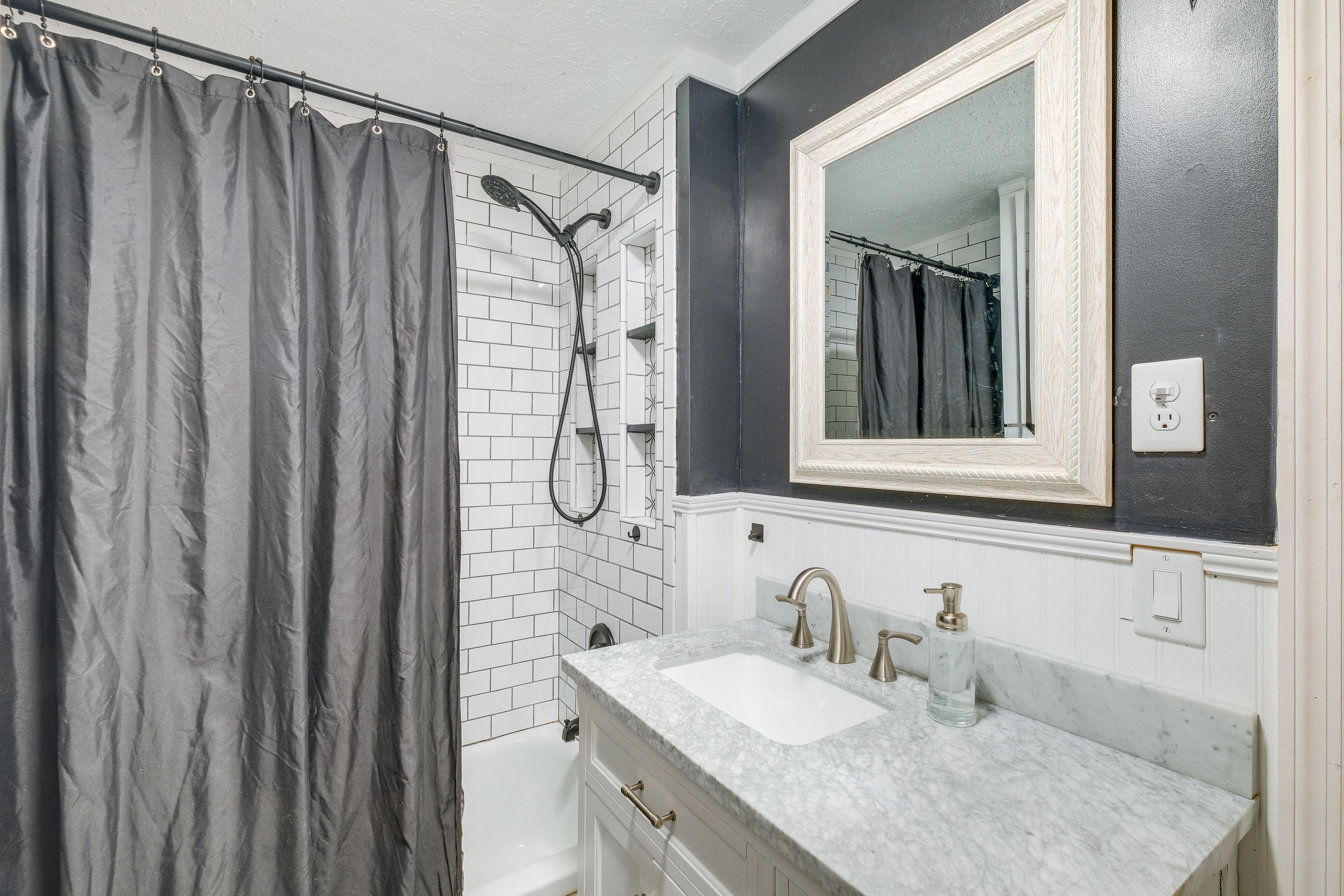 Mansfield Manor | Full Bathroom | Towels Provided | 1st Floor