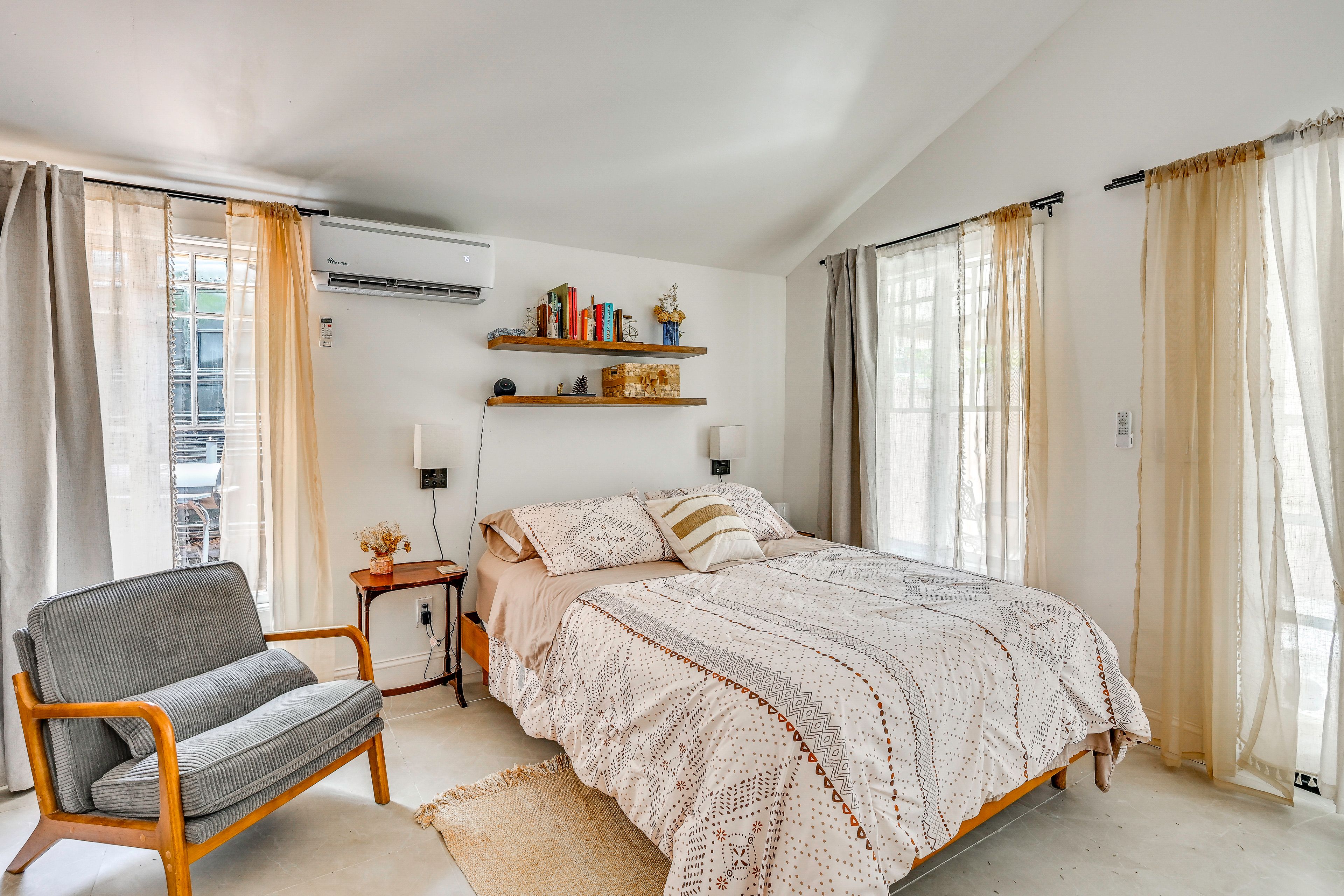 Bedroom 4 (Studio) | Queen Bed