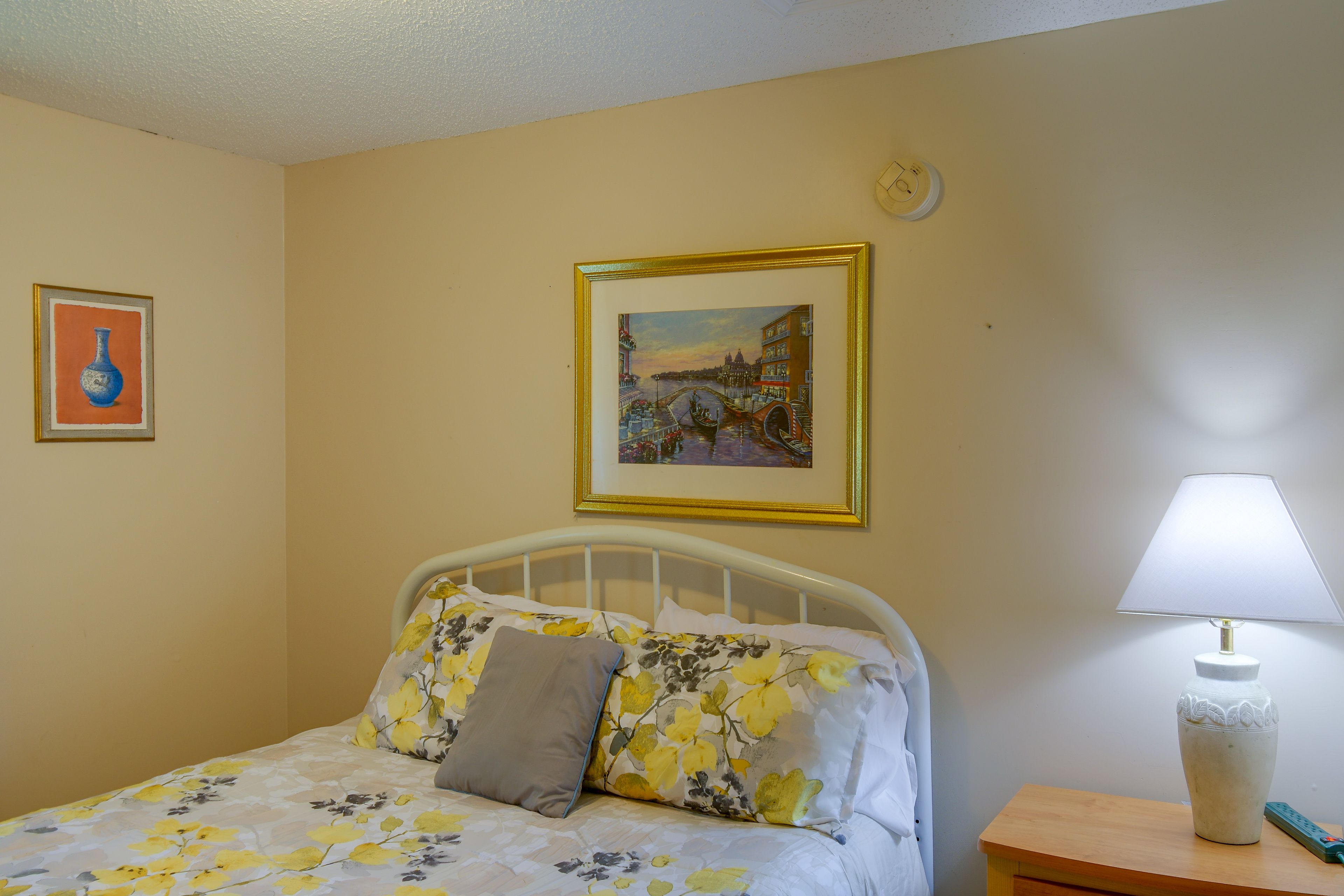 Bedroom 1 | Queen Bed