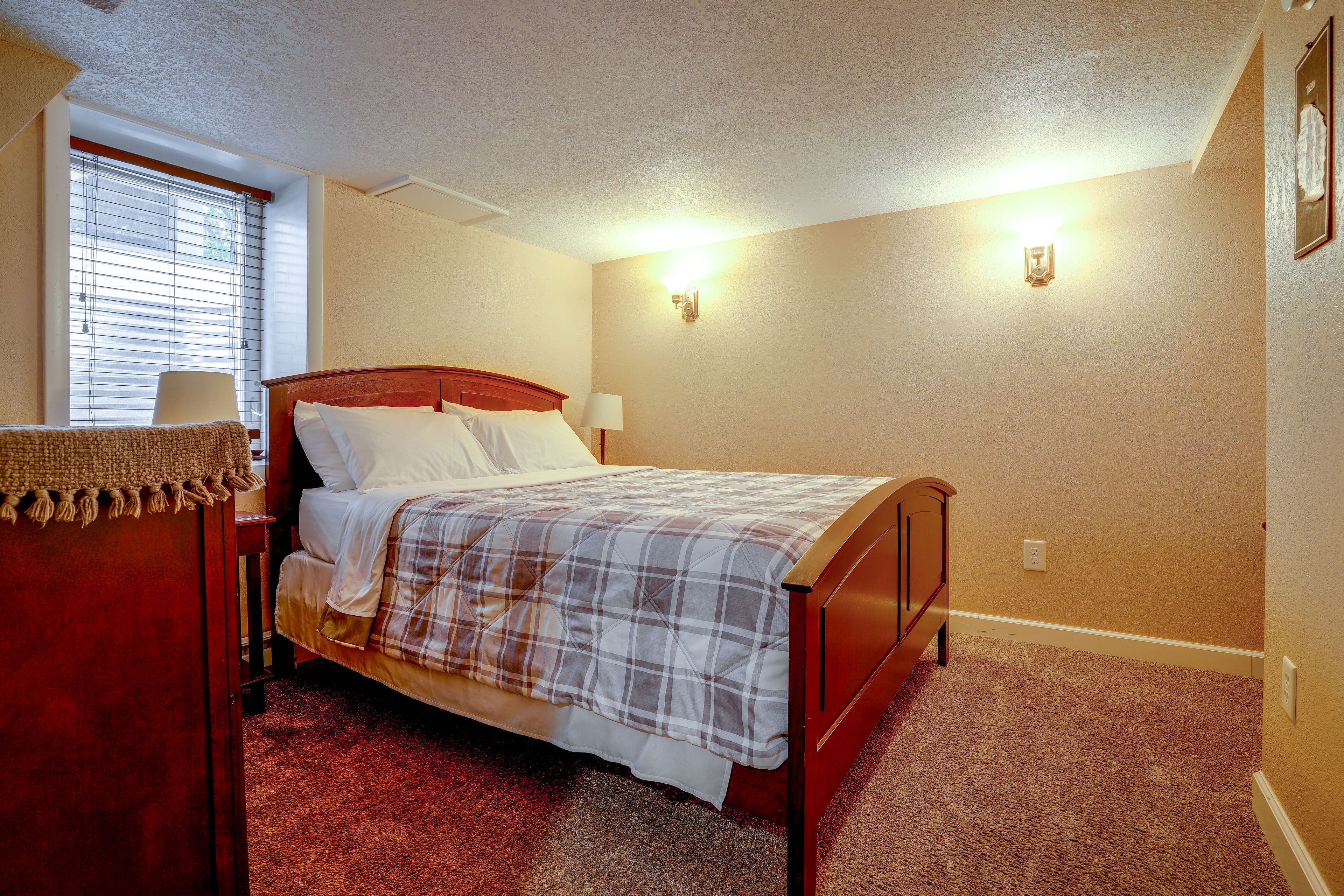 Bedroom | Queen Bed