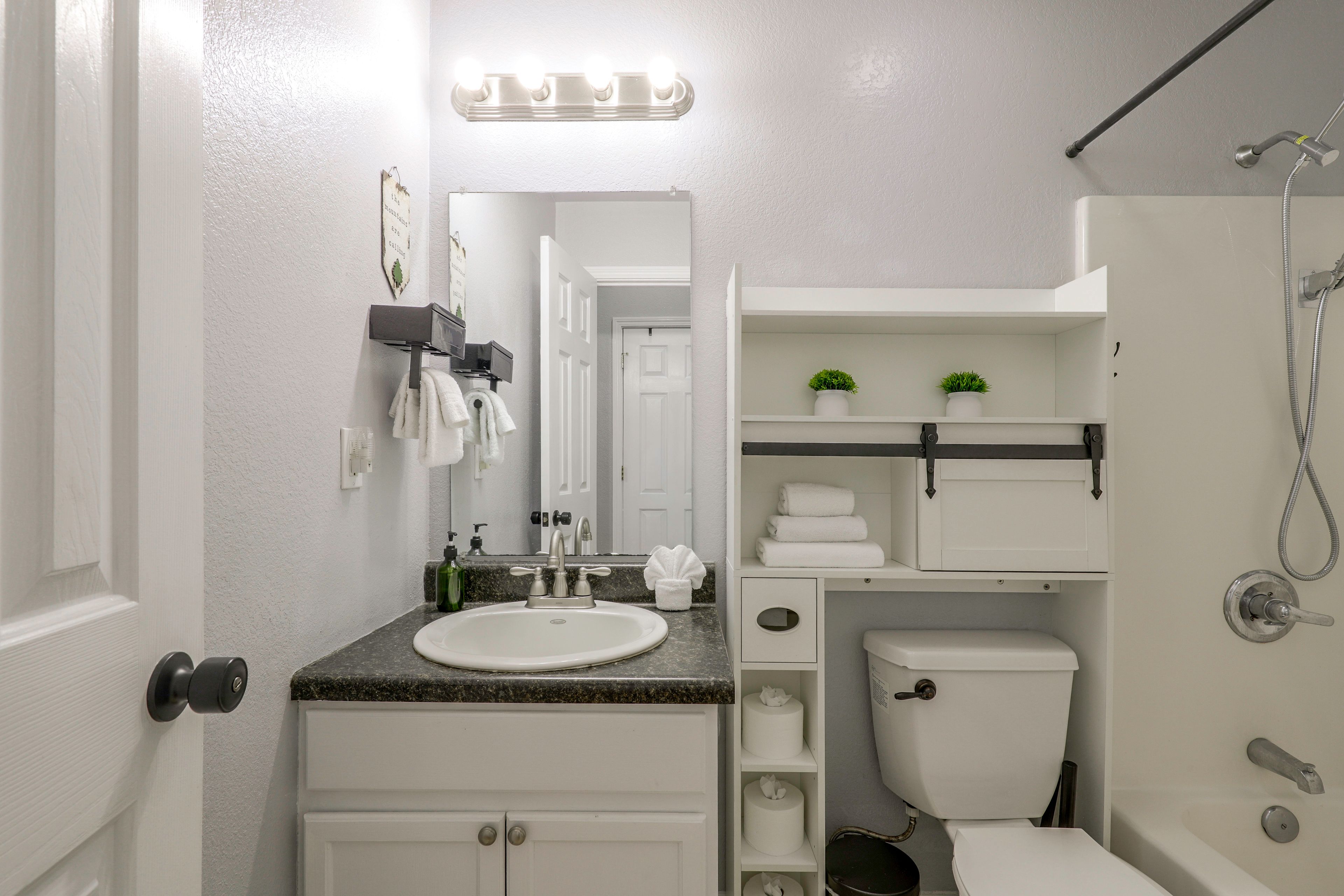 Bathroom | Main Level