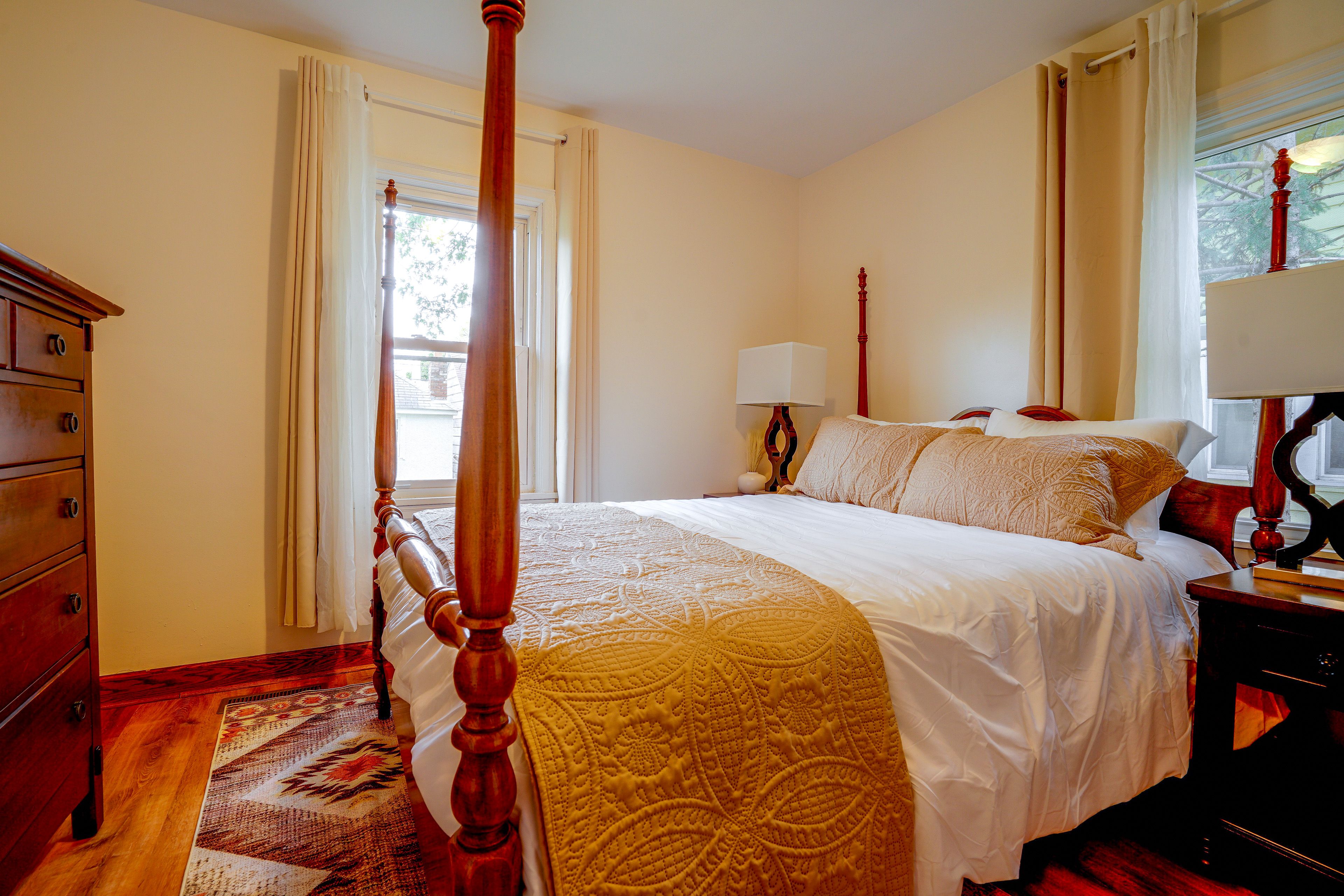 Bedroom | Queen Bed