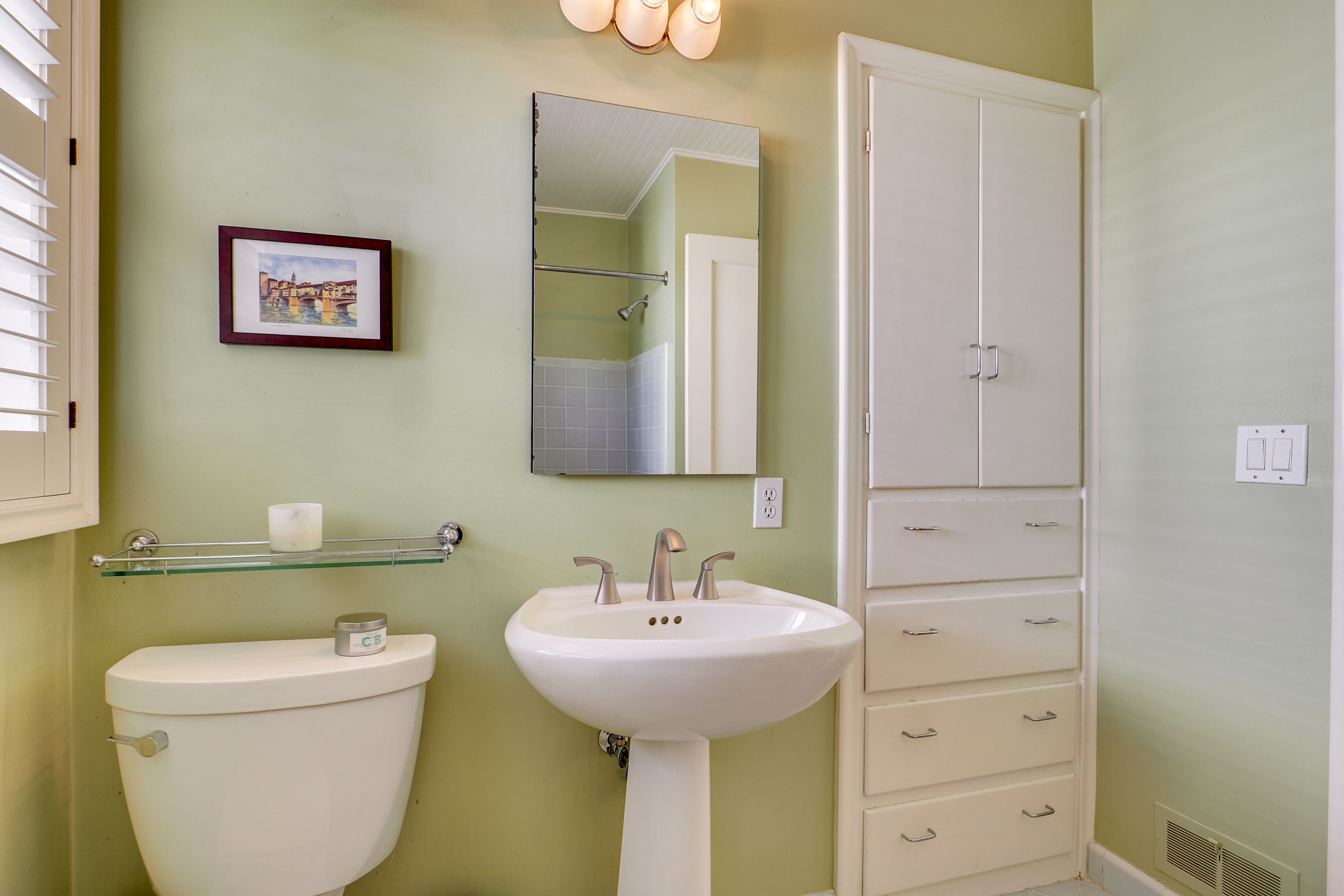 Bathroom | Main Level