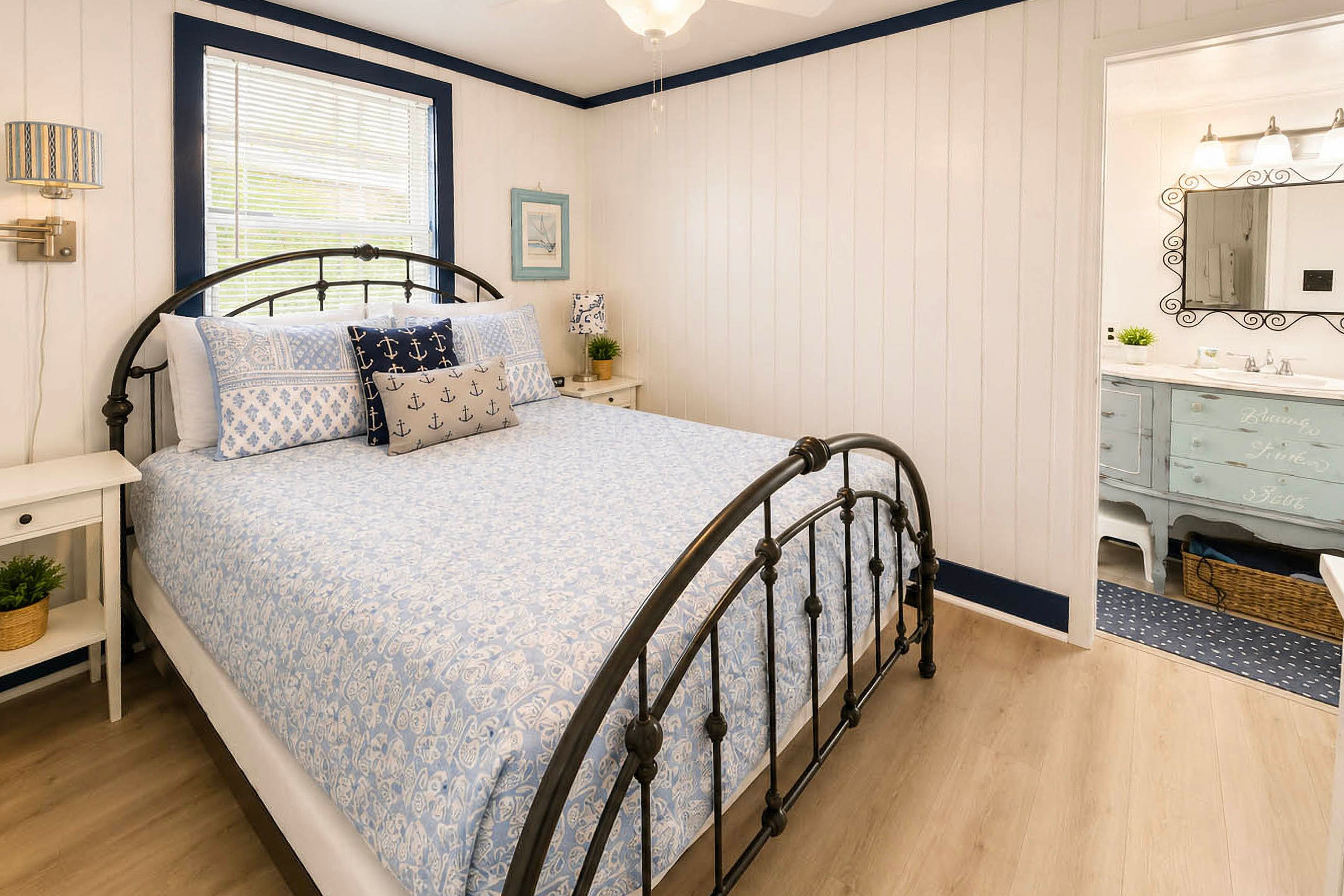 Bedroom | Queen Bed | En-Suite Bathroom