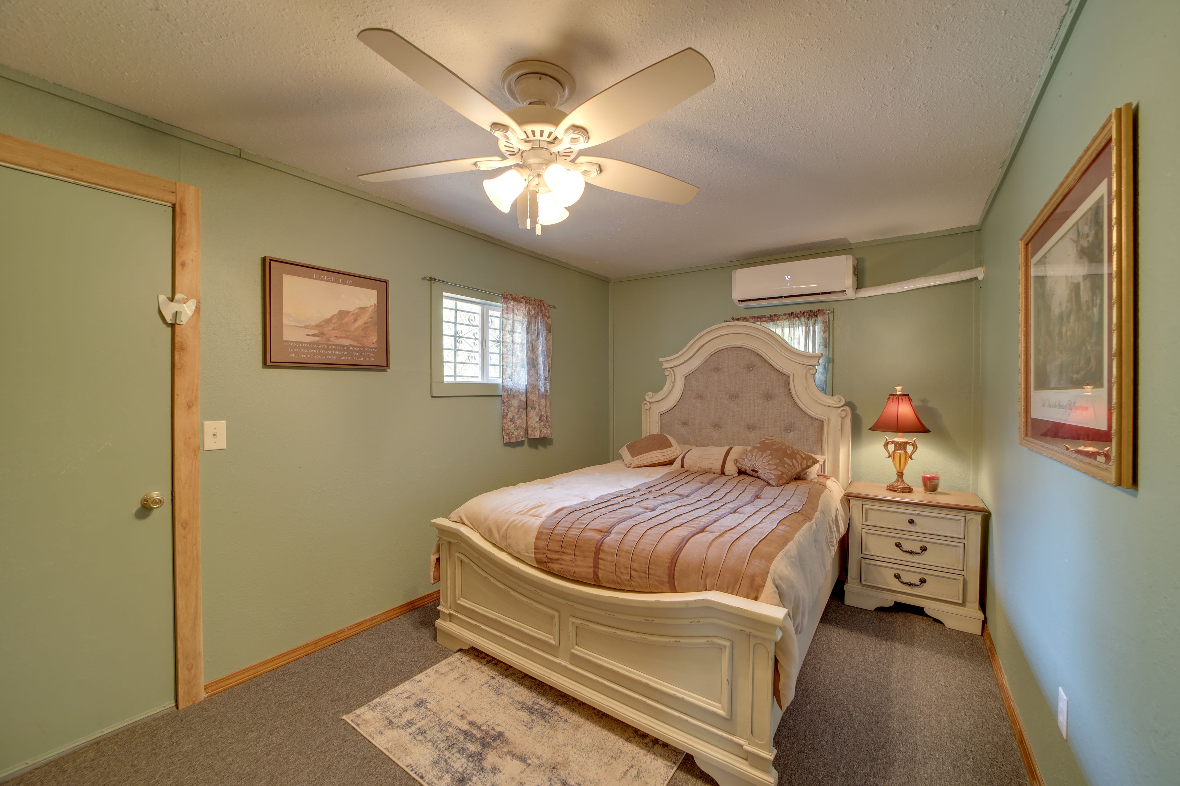 Bedroom | Queen Bed