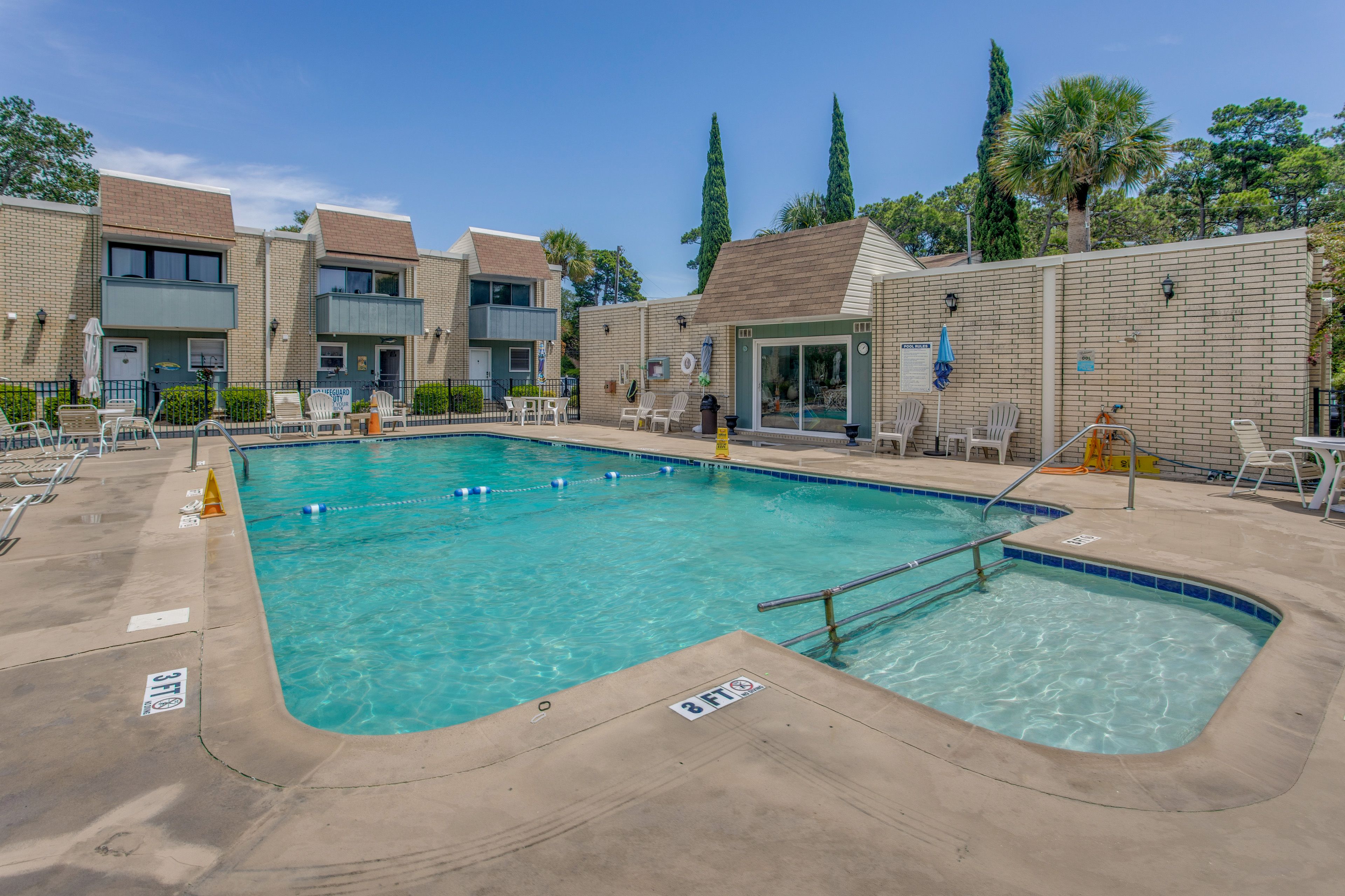 Round Tree Villas | Community Pool