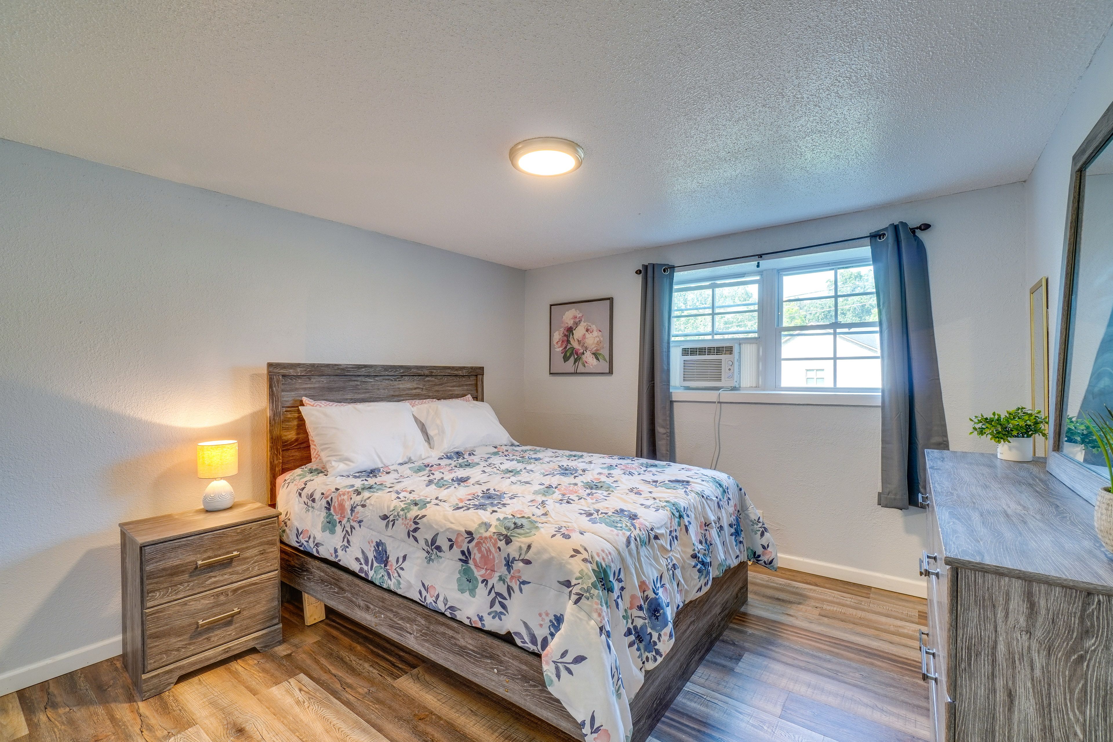 Bedroom 10 | Queen Bed