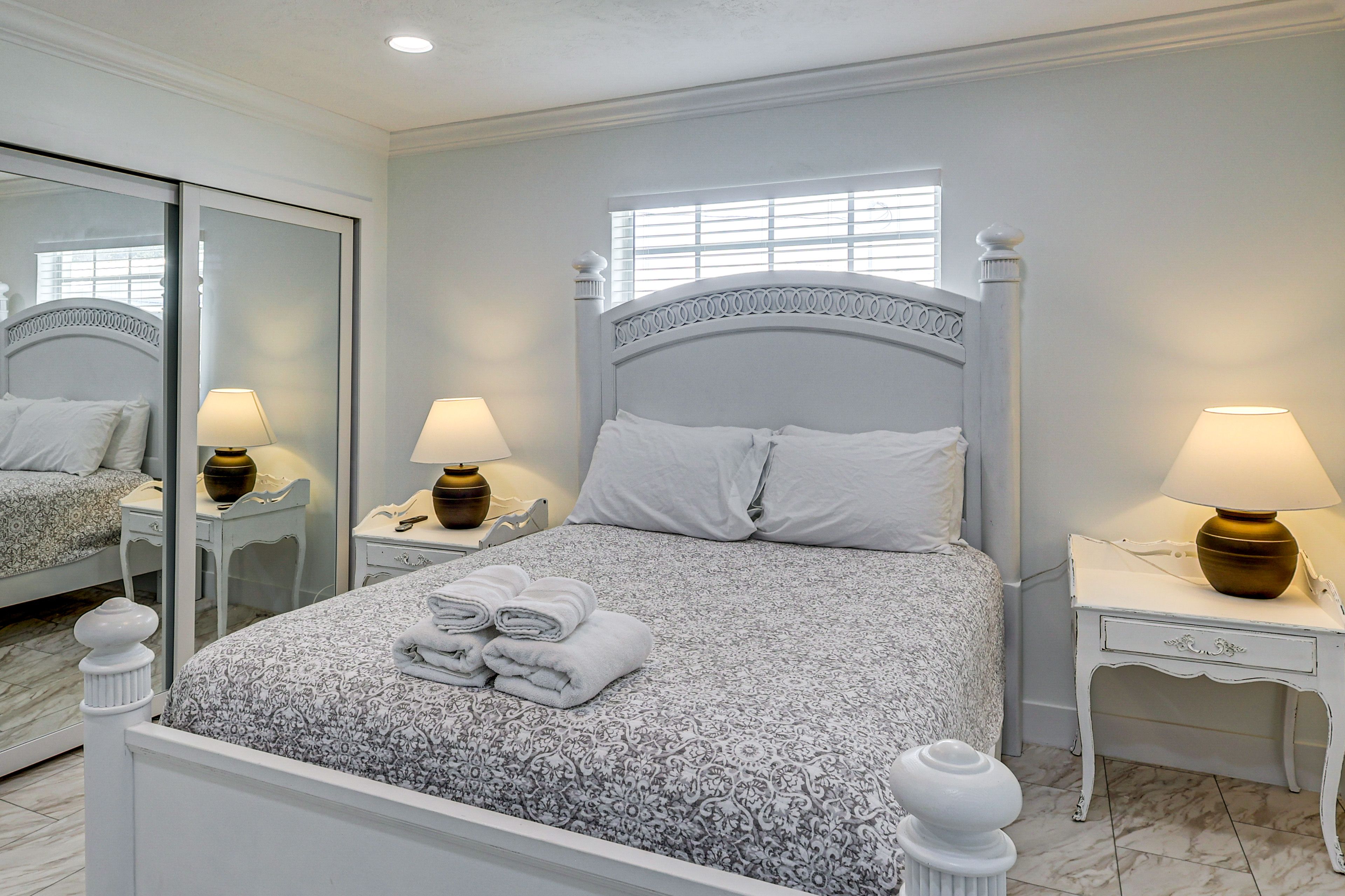 Bedroom 2 | Queen Bed