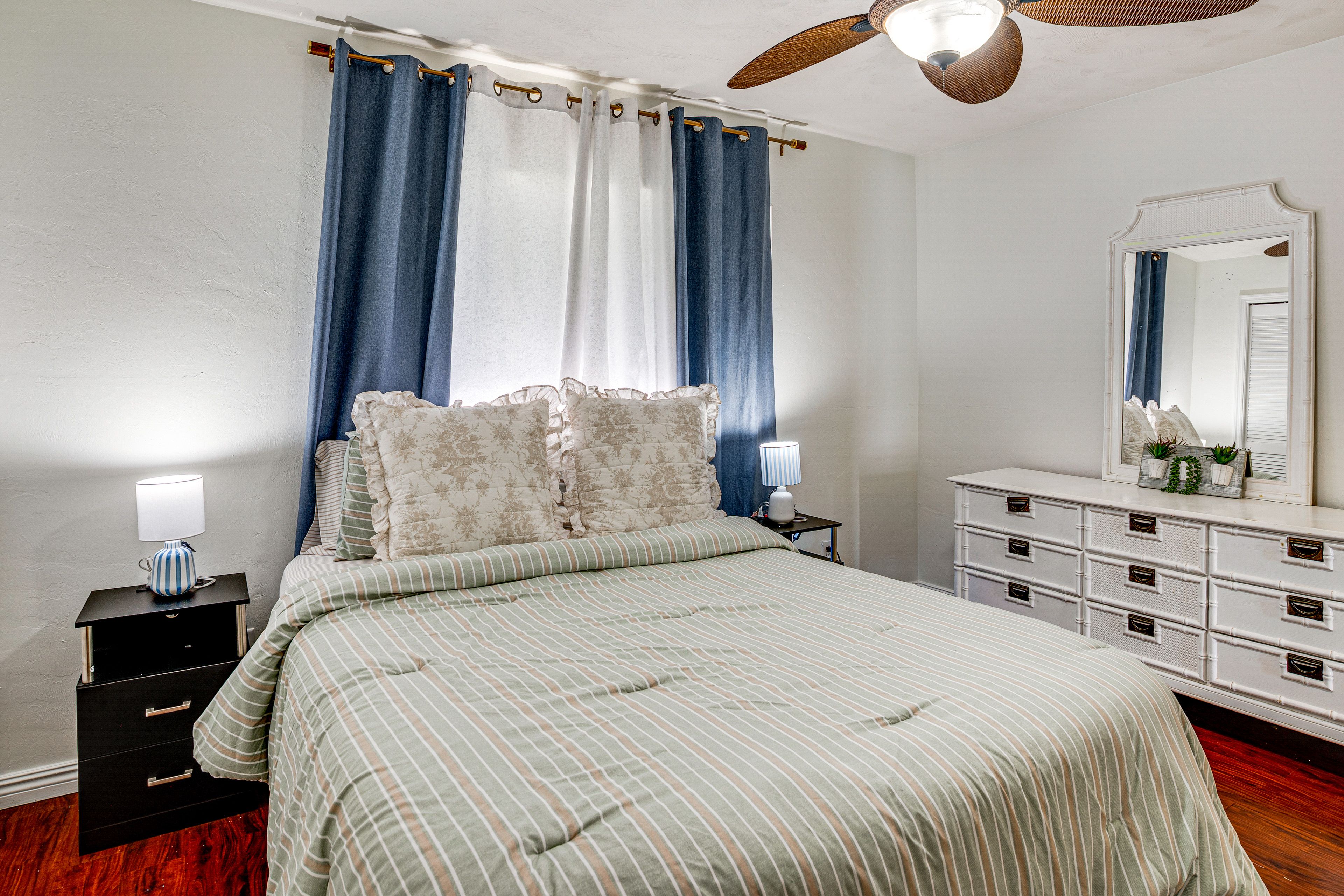 Bedroom 2 | Queen Bed