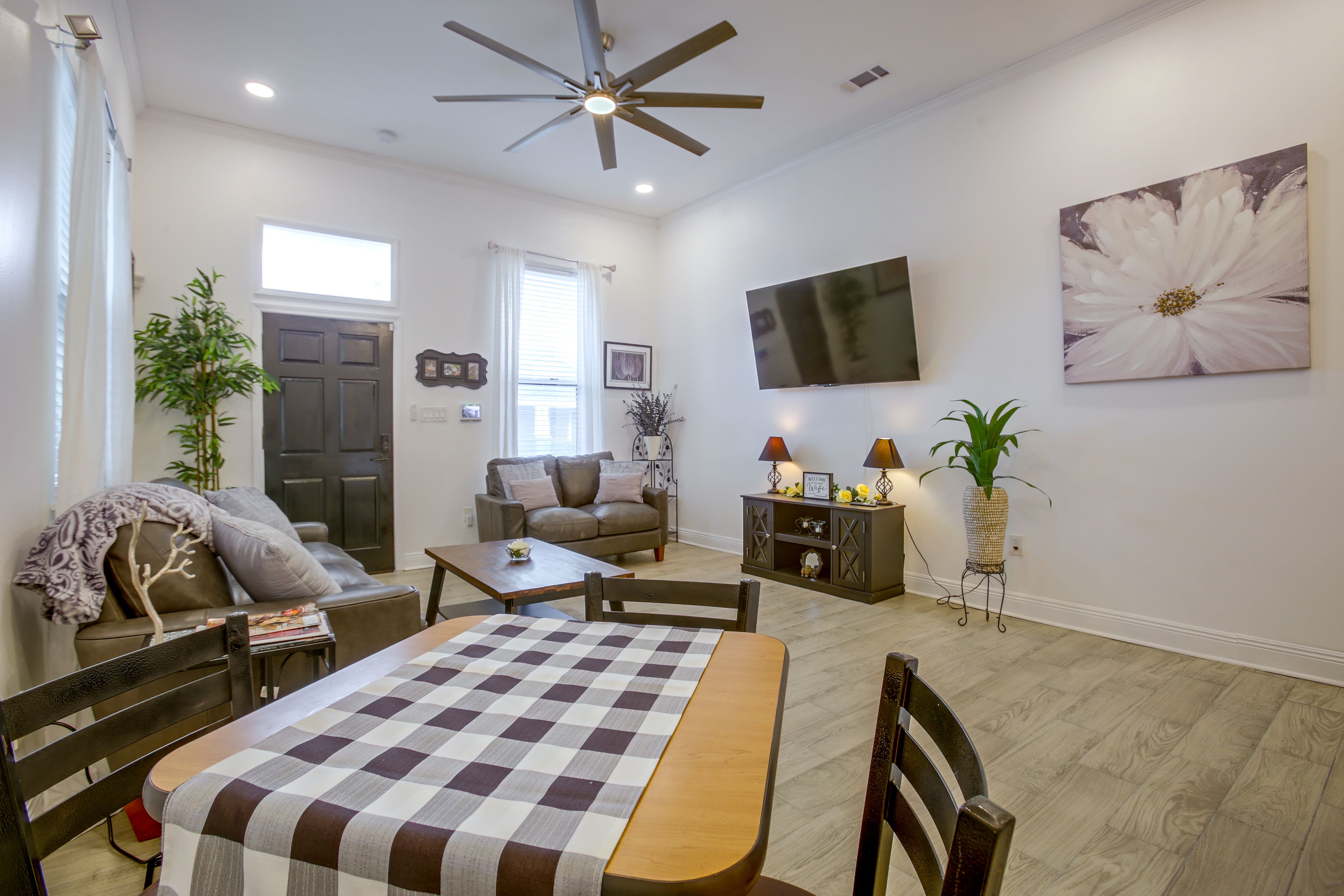 Dining Area | Dishware/Flatware Provided
