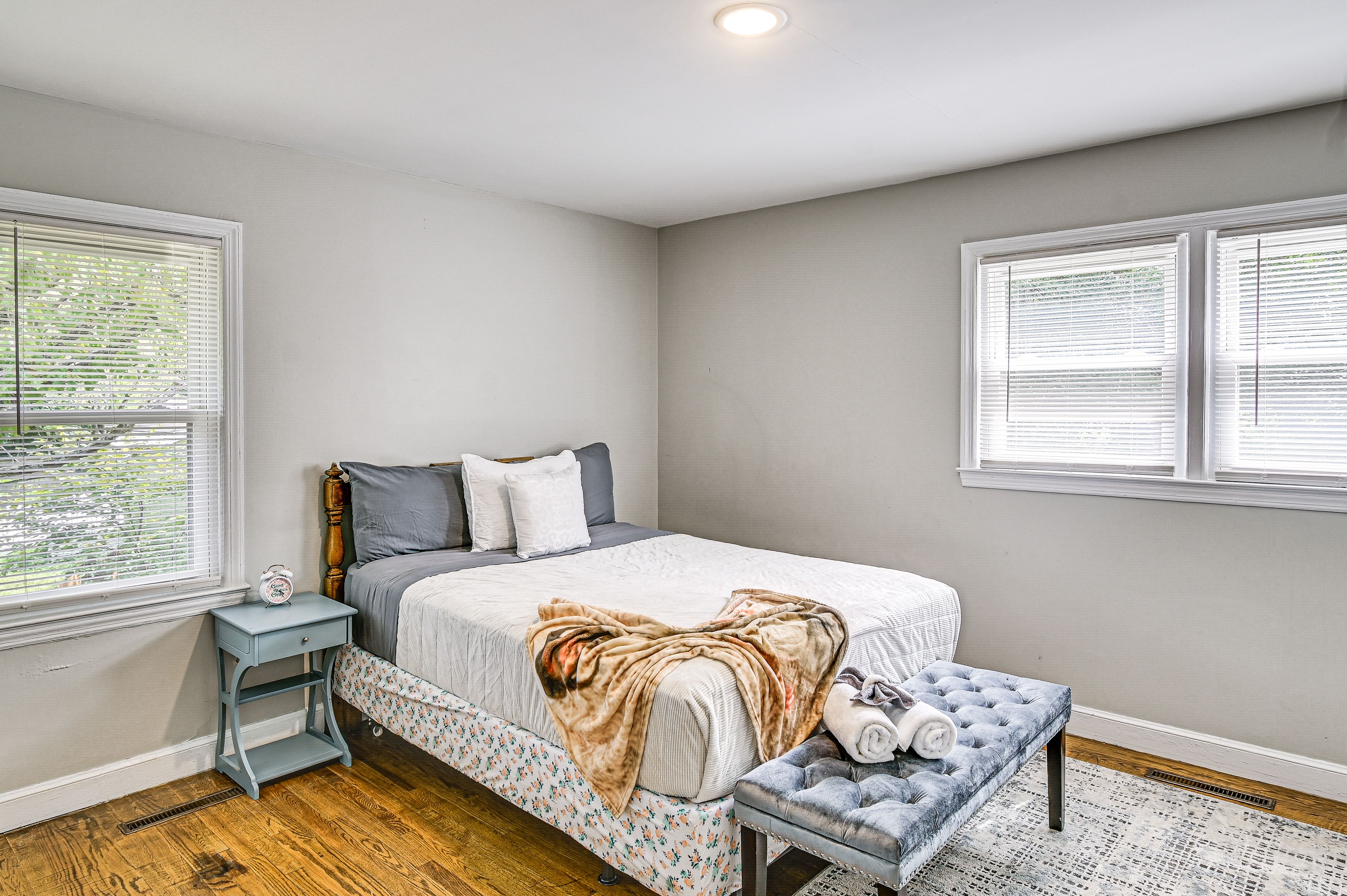 Bedroom 1 | Queen Bed