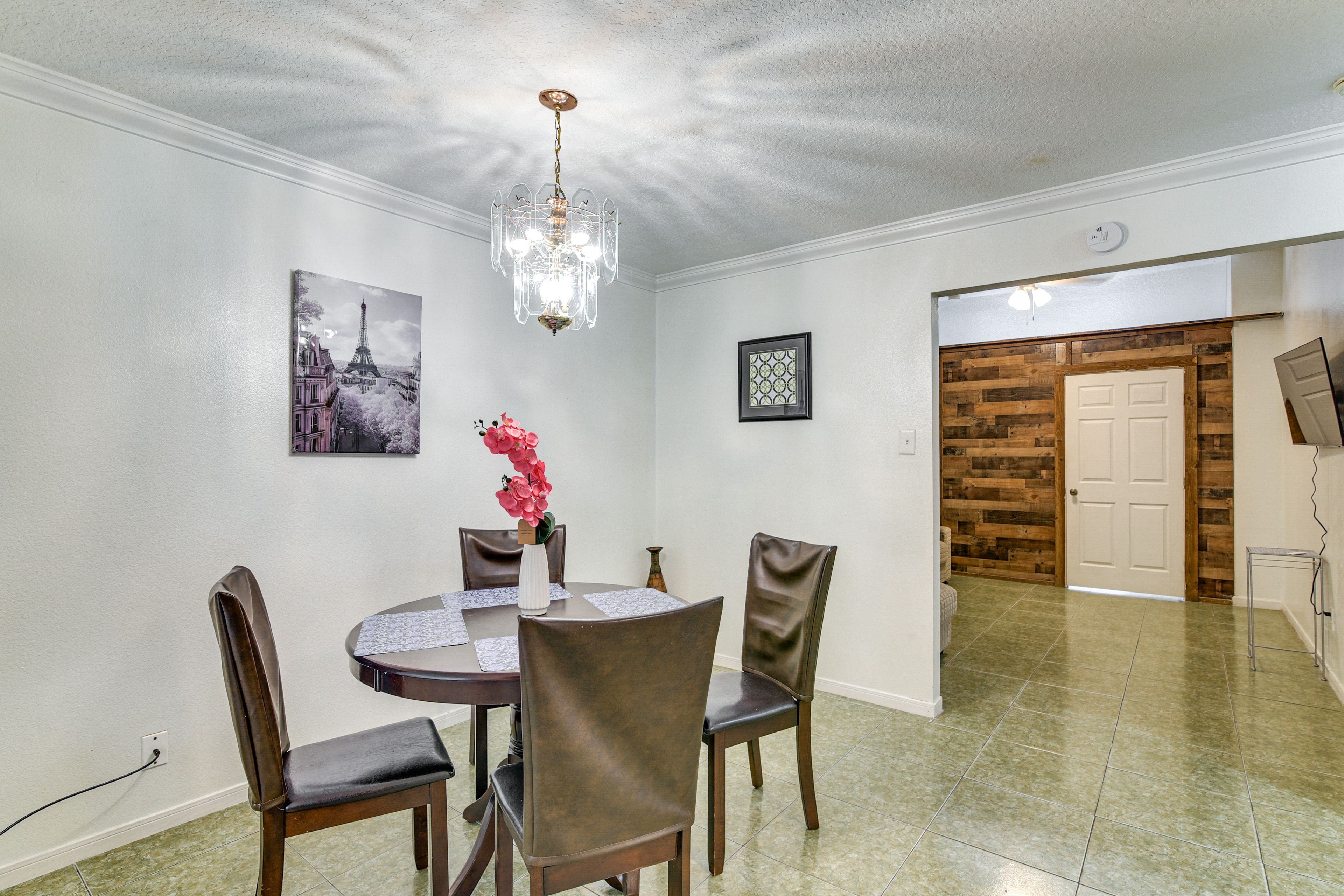 Dining Area | Dishware/Flatware Provided | Main Level