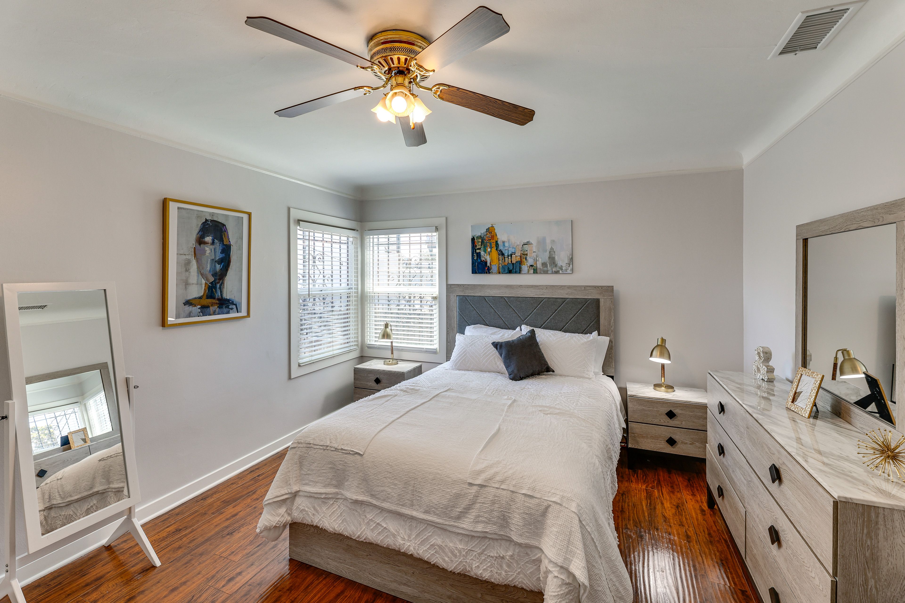 Bedroom | Queen Bed