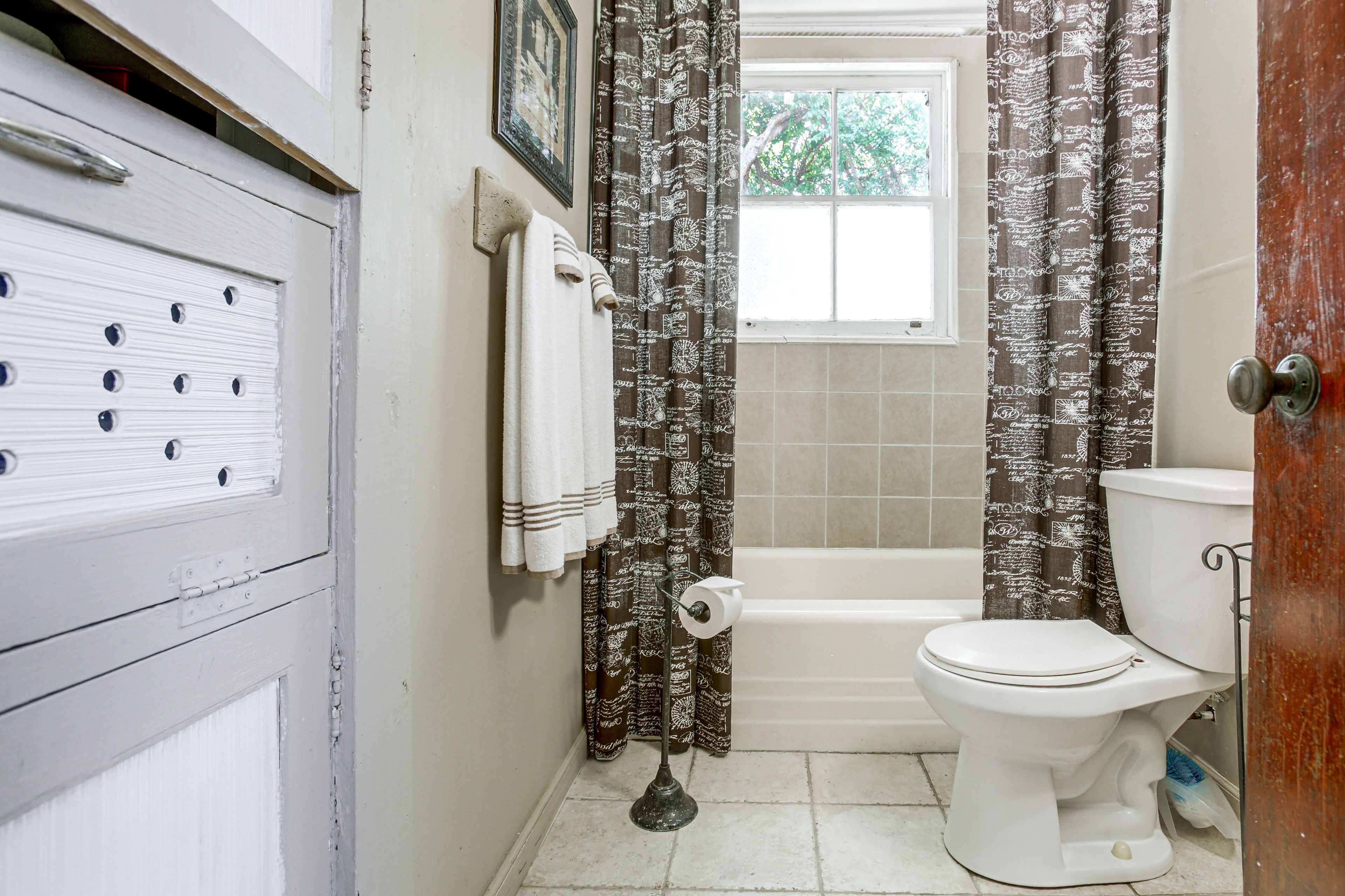 Full Bathroom | 2nd Floor