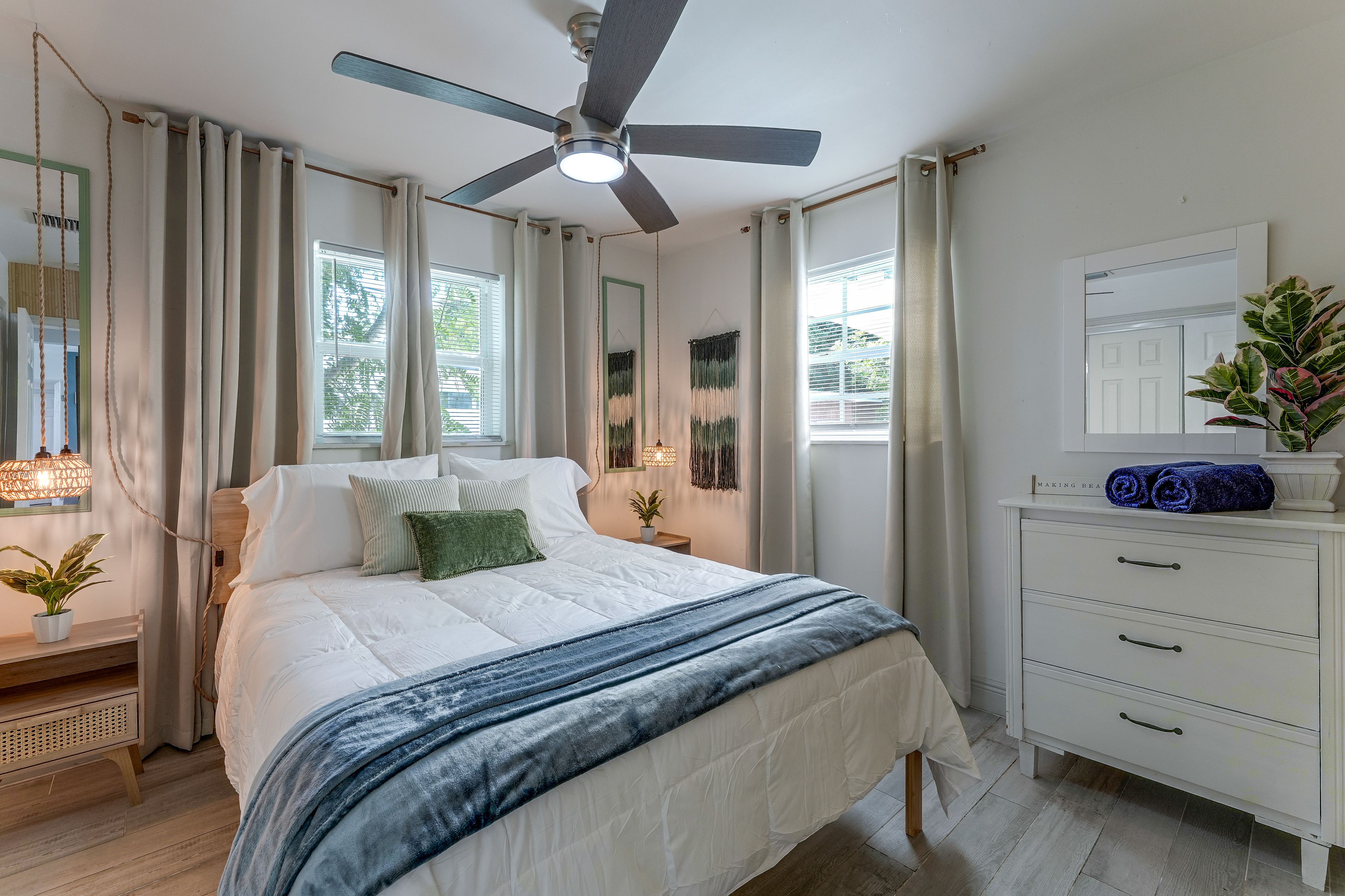 Bedroom 2 | Queen Bed