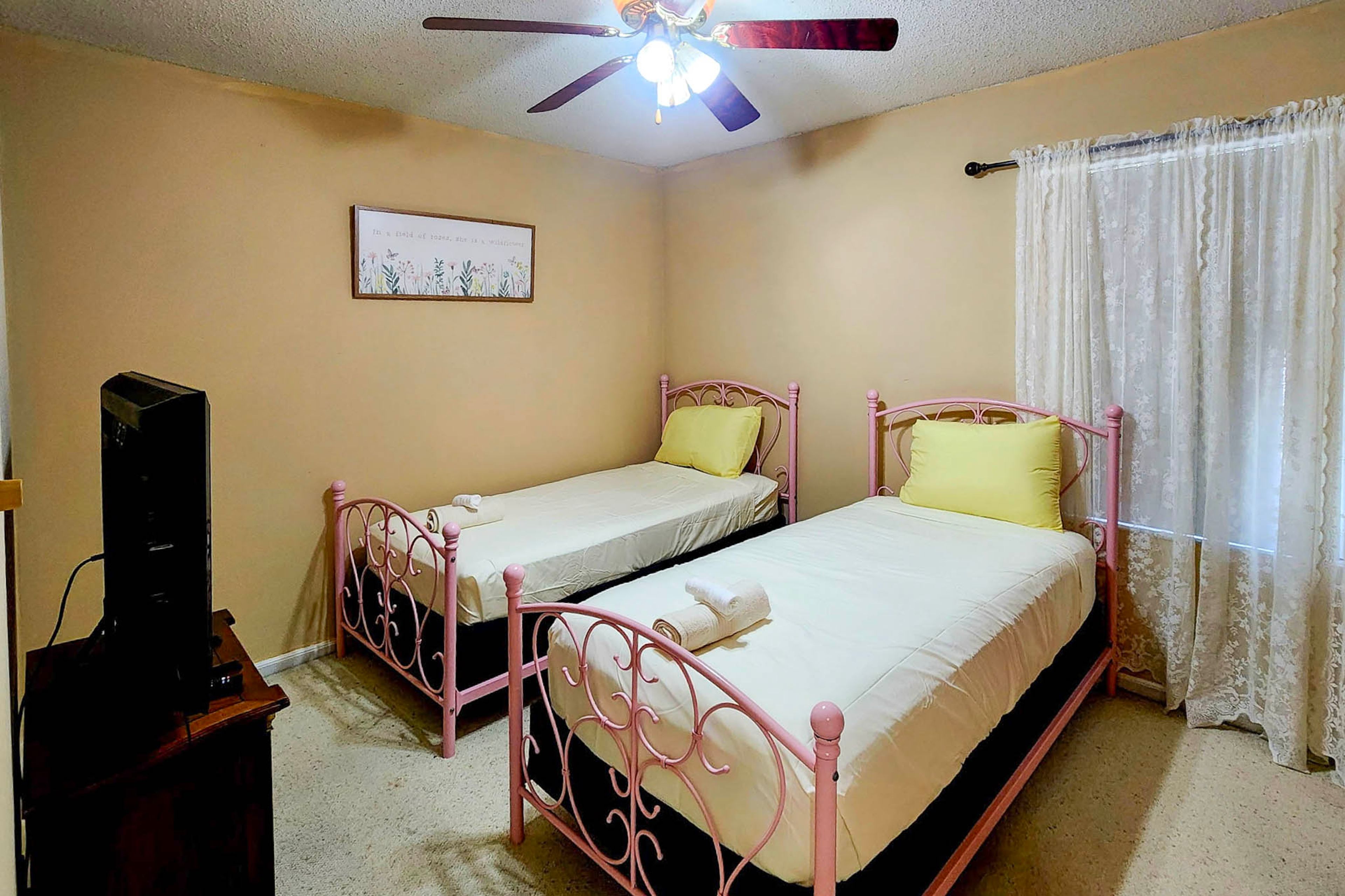 Bedroom | 2 Twin Beds