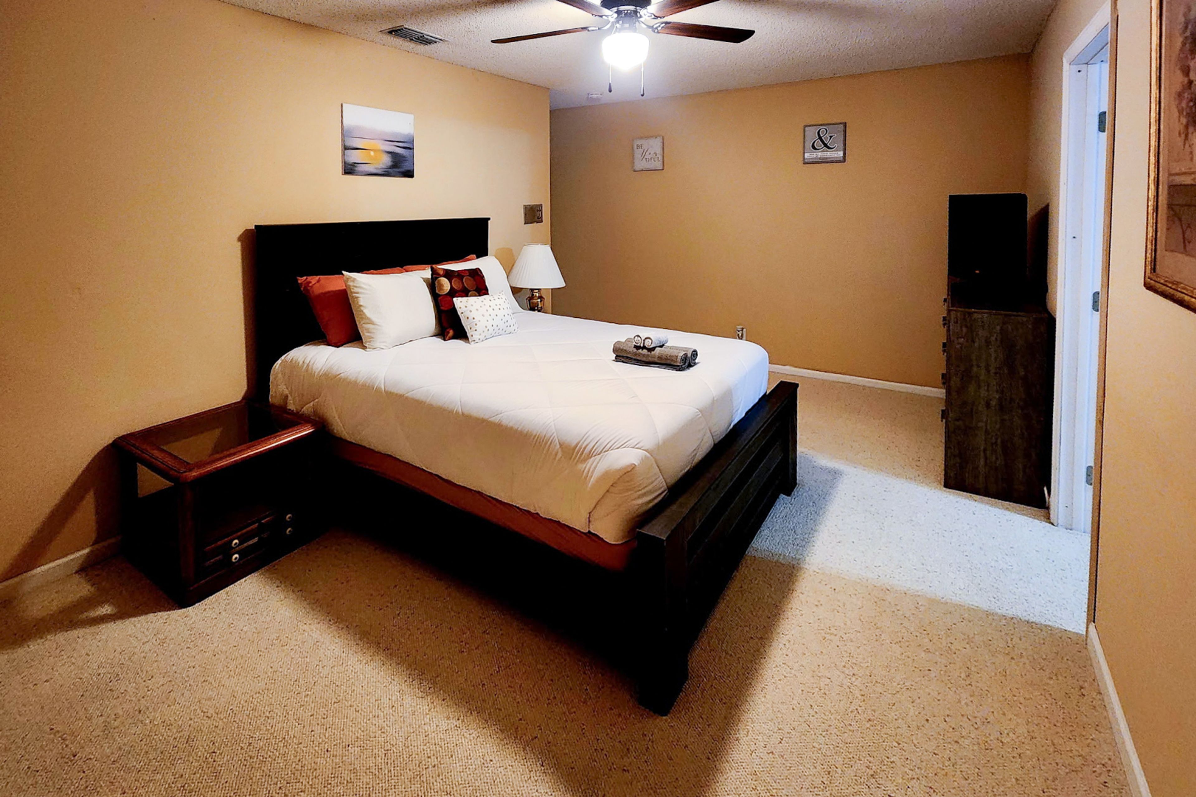 Bedroom | Queen Bed