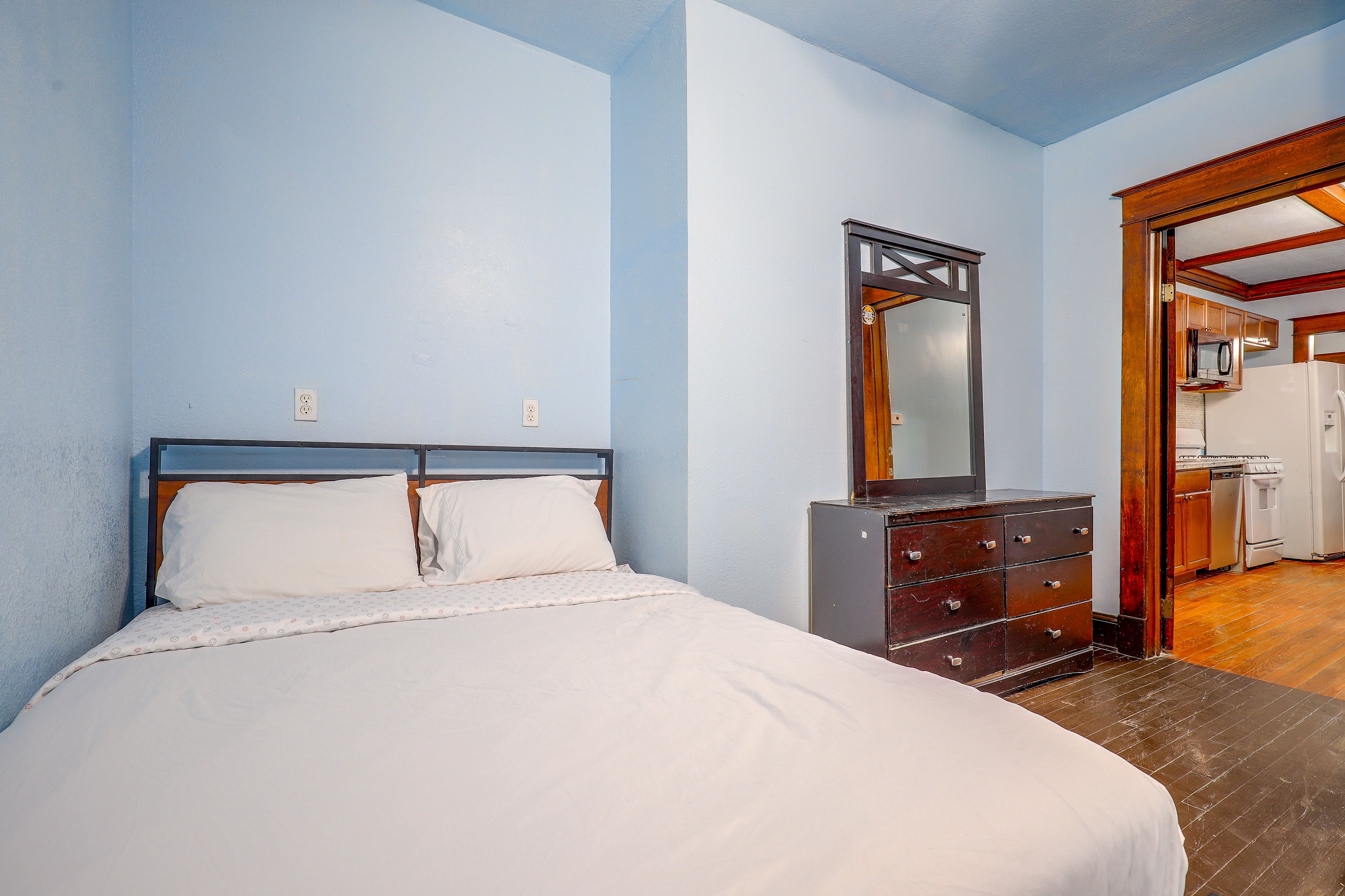 Bedroom 1 | Queen Bed