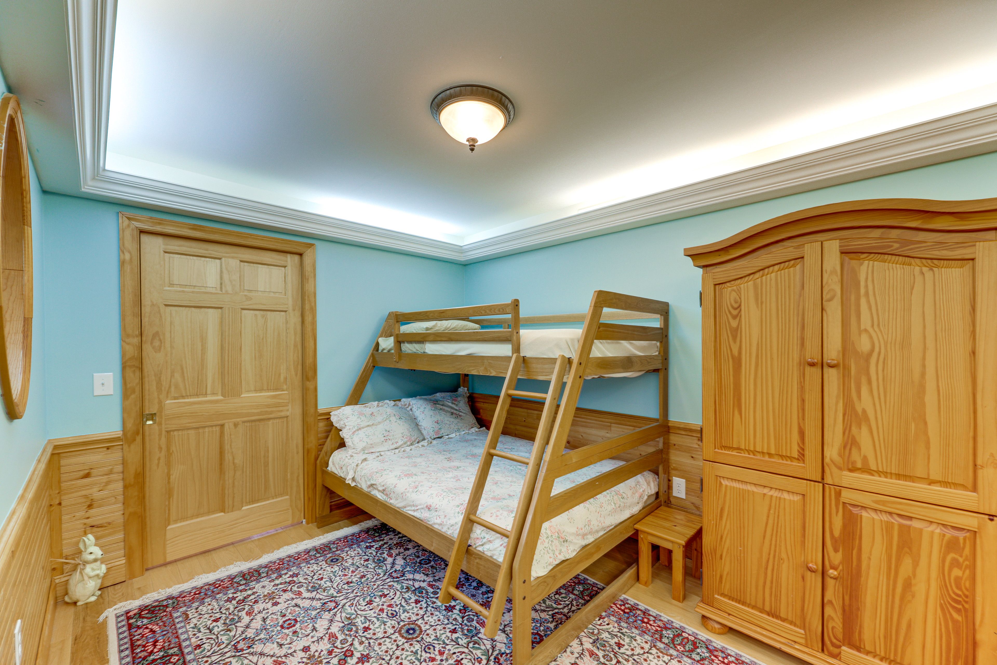 Bedroom 2 | Twin/Queen Bunk Bed | 2nd Floor