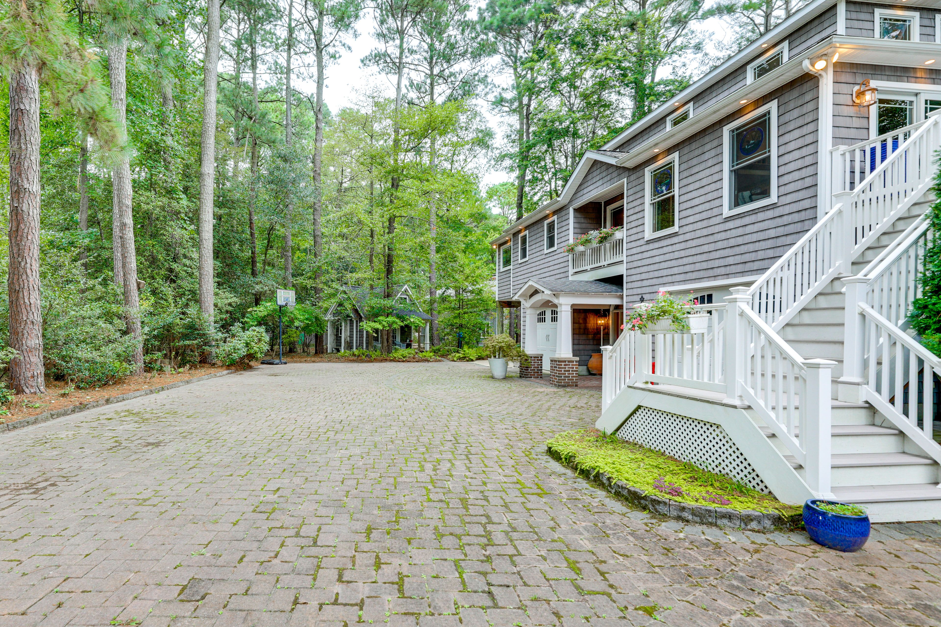 Exterior | Garage (1 Vehicle) | Driveway (7 Vehicles)
