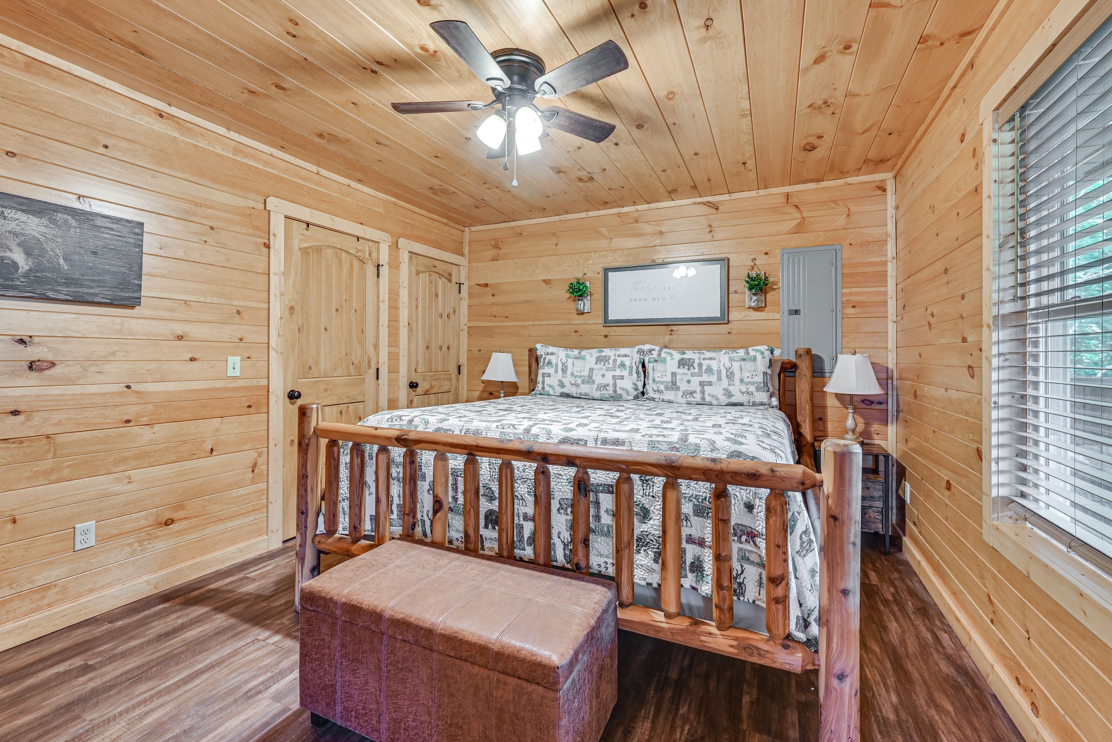 Bedroom 1 | Queen Bed