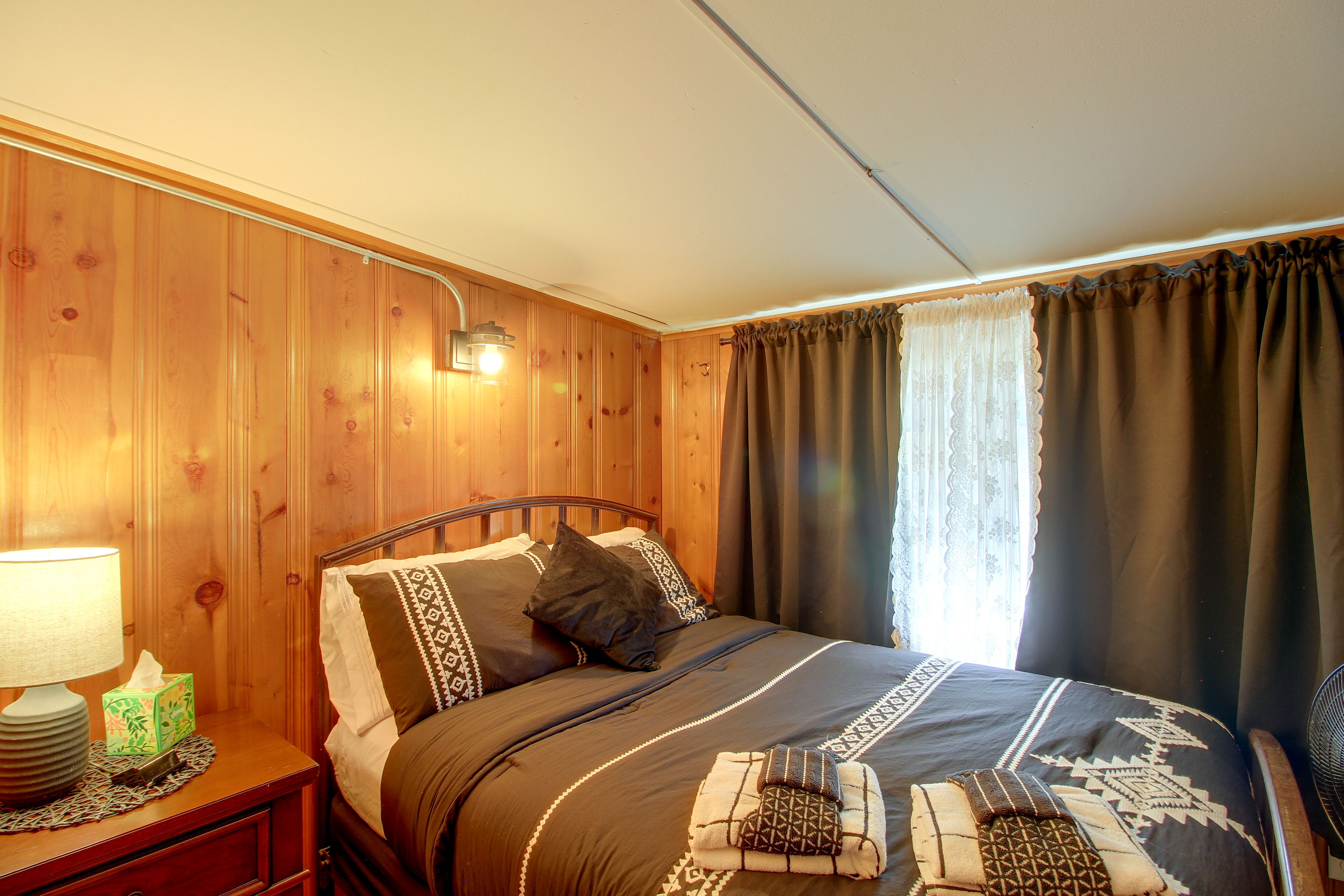 Bedroom 1 | Queen Bed