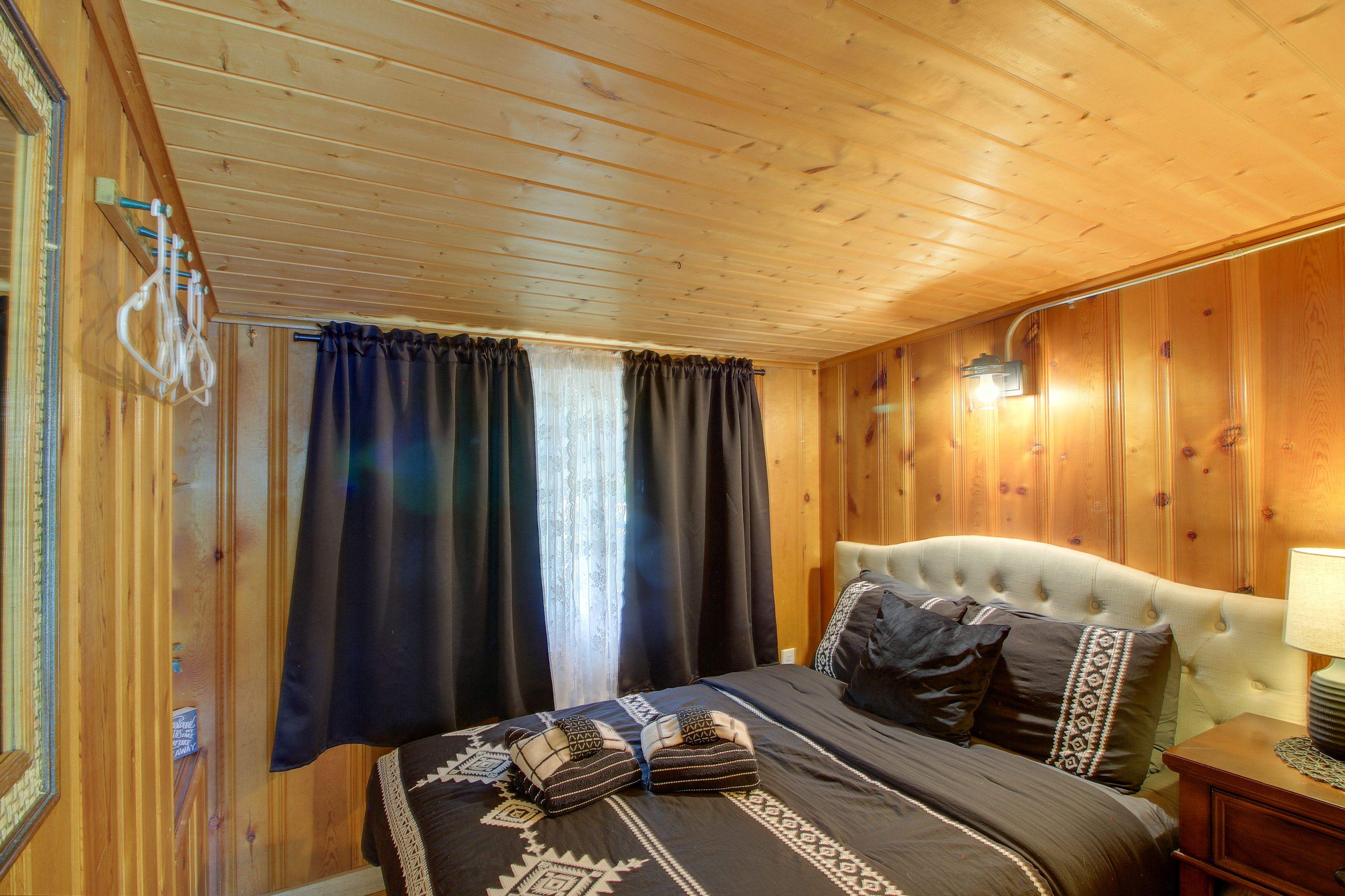 Bedroom 2 | Queen Bed