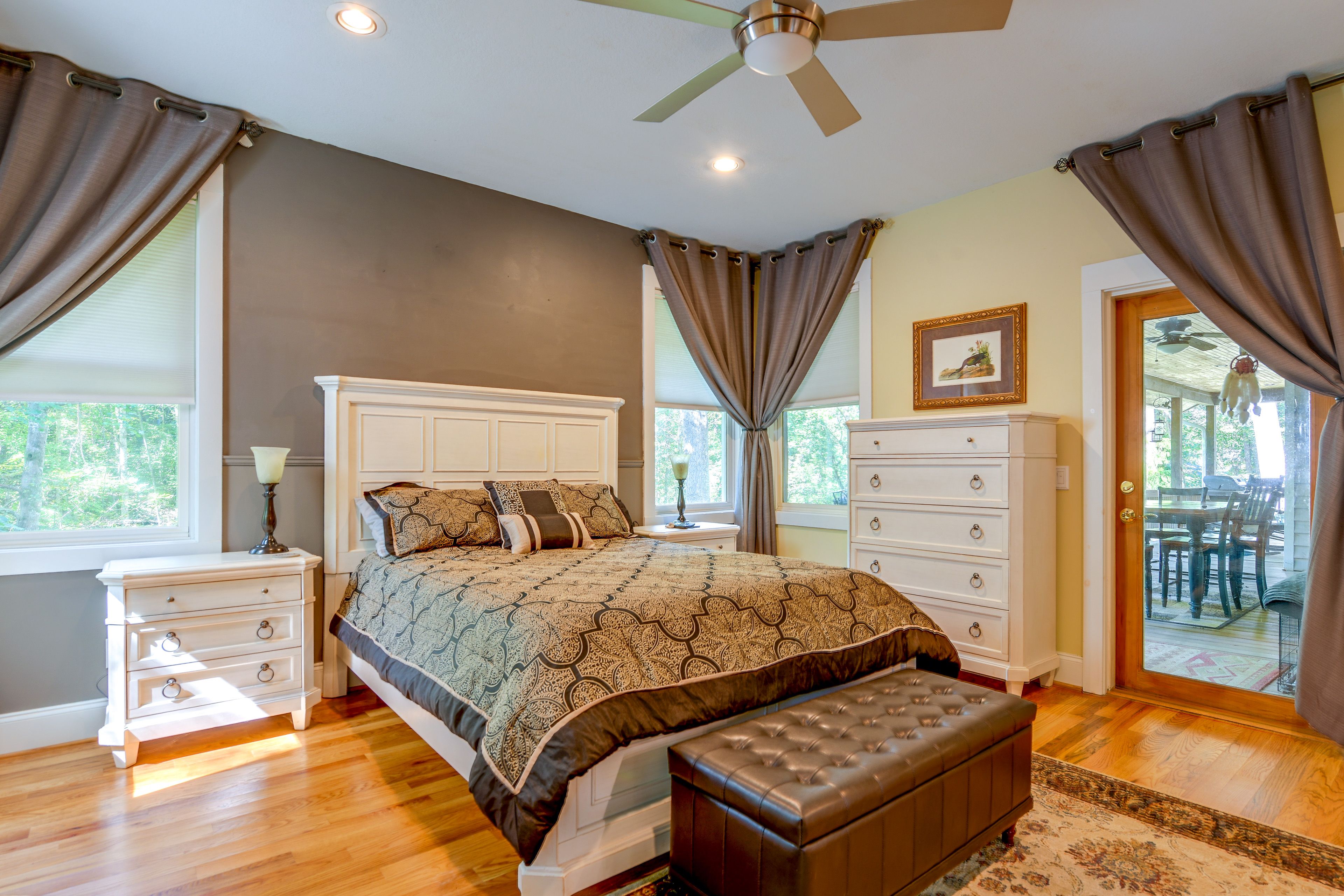 Bedroom 1 | Queen Bed