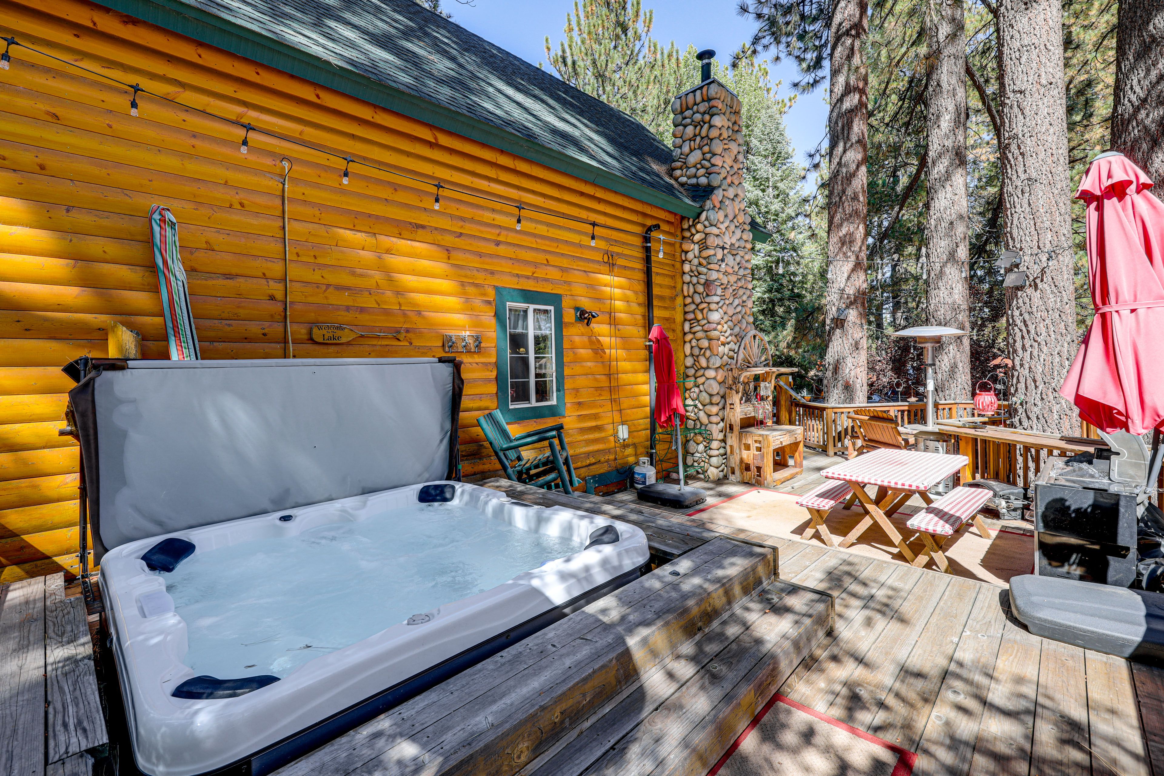 Deck | Hot Tub | Grill | Picnic Table
