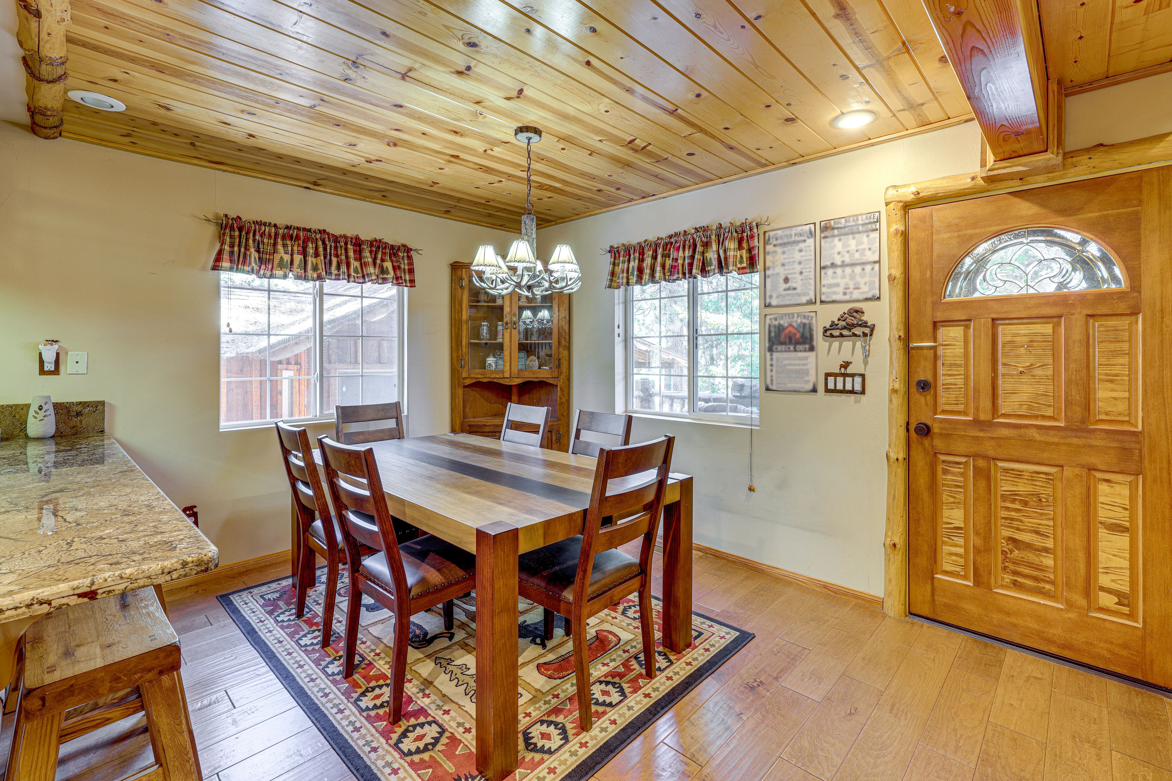 Dining Area | Dishware/Flatware Provided | 1st Floor