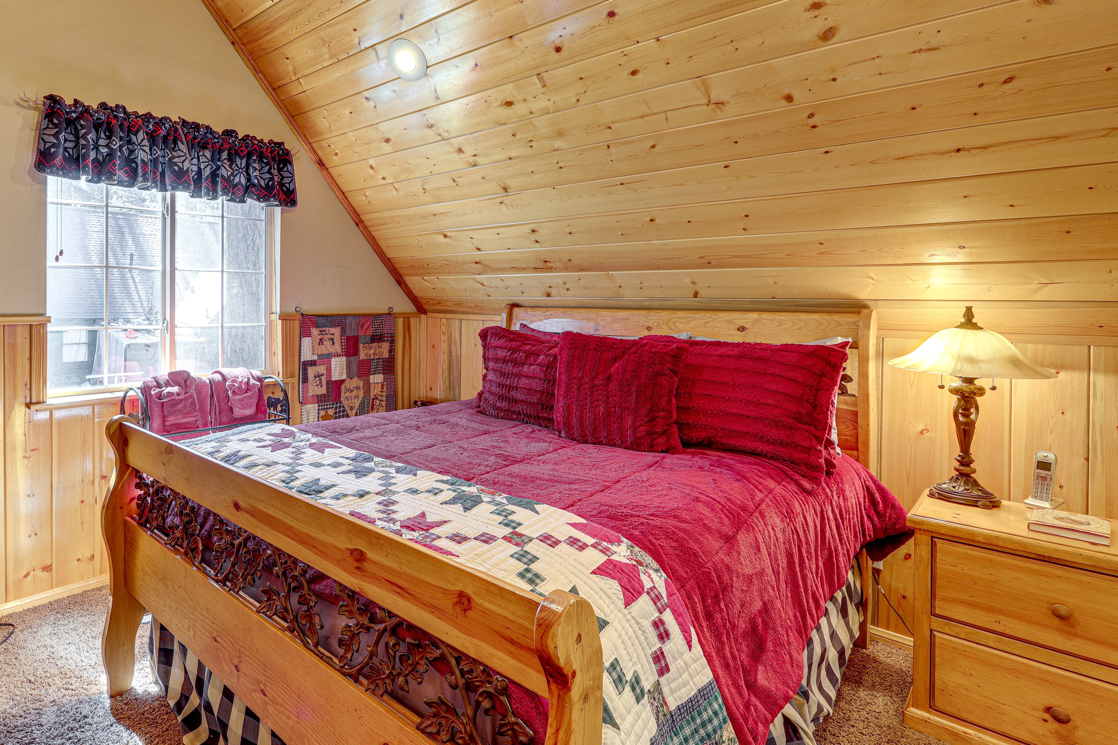 Bedroom | Queen Bed | Smart TV | 2nd Floor