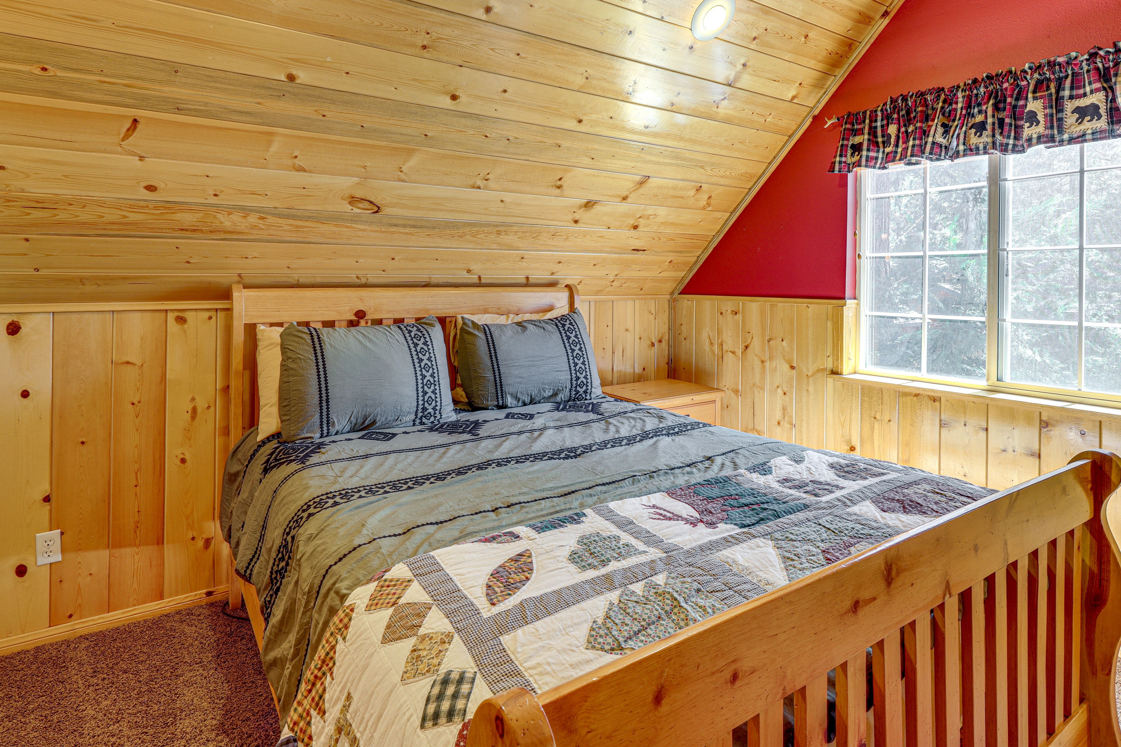 Bedroom | Queen Bed | Smart TV | 2nd Floor