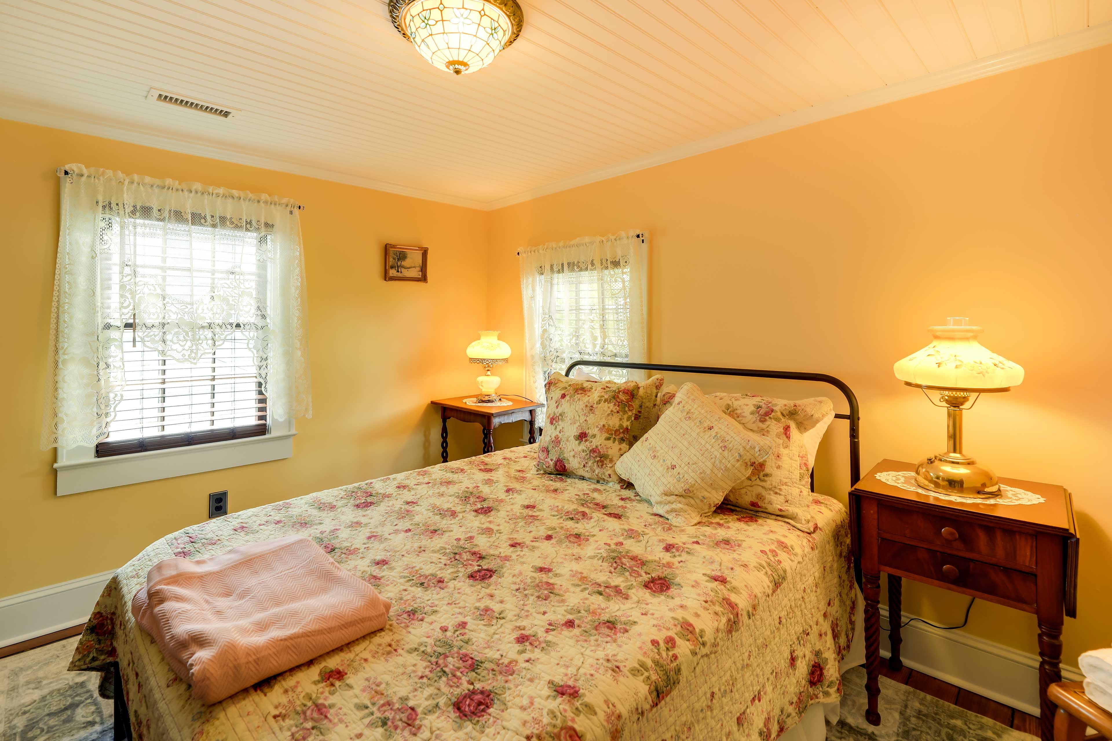 Bedroom 1 | Queen Bed