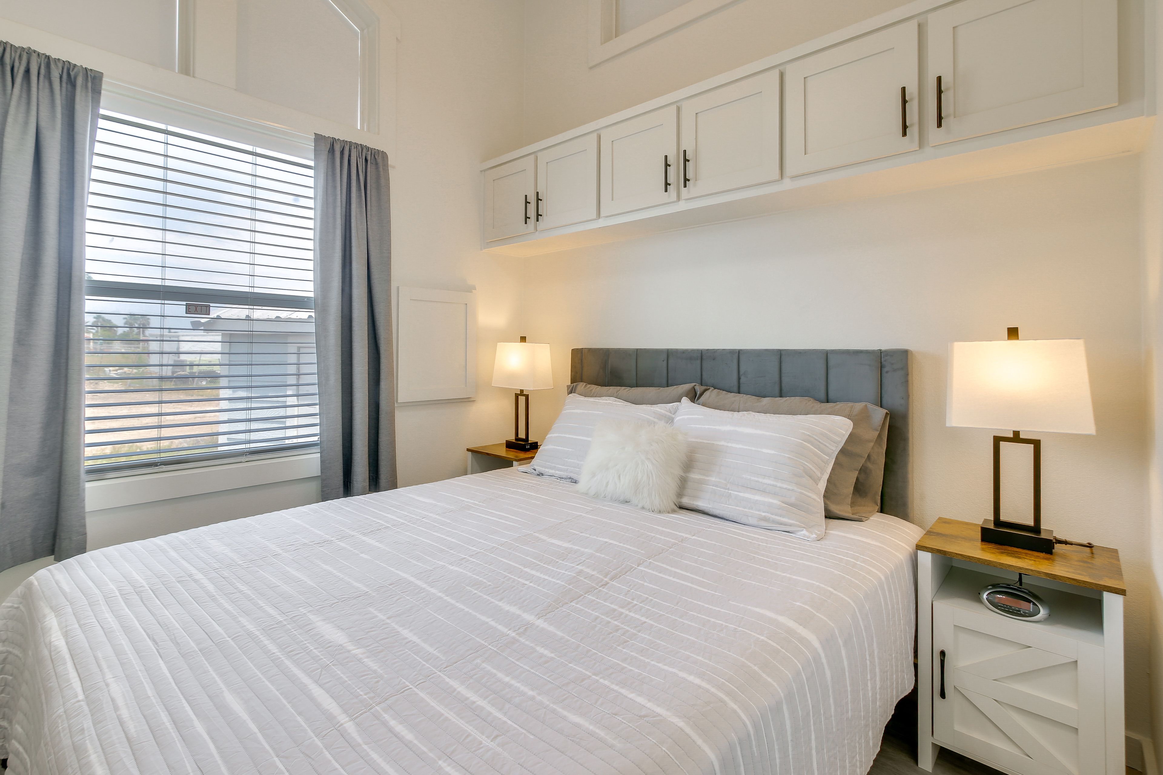 Bedroom | Queen Bed