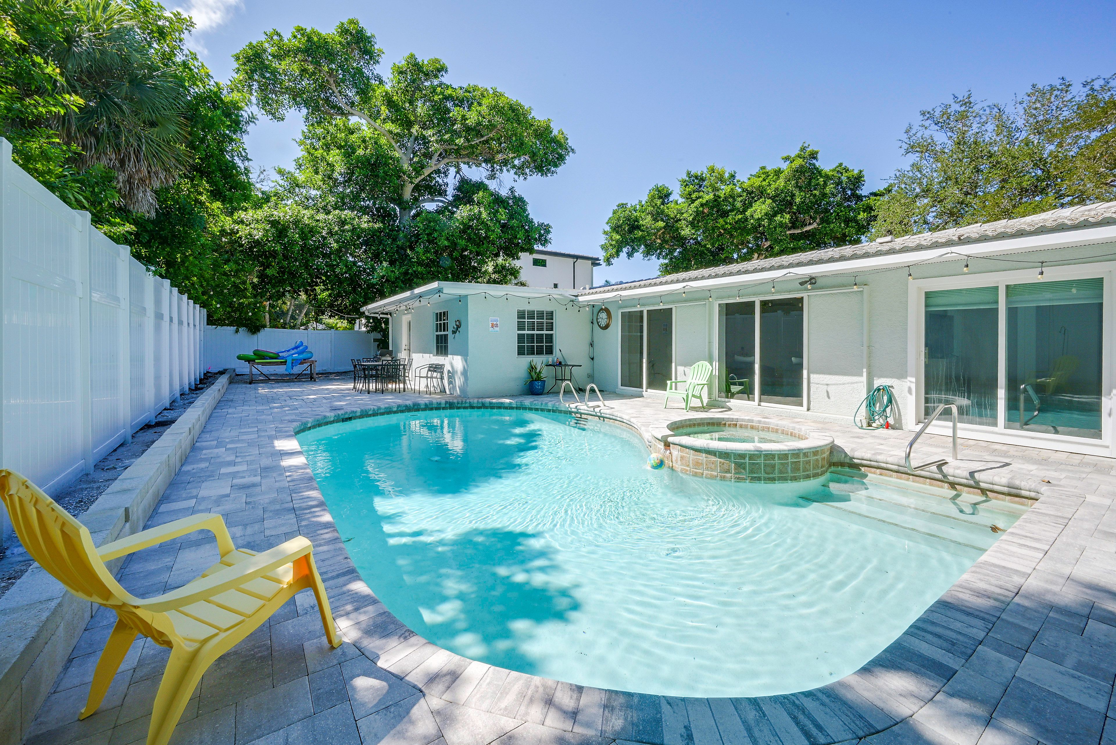 Siesta Key Vacation Rental | 4BR | 2BA | 2,000 Sq Ft | 1 Step to Enter