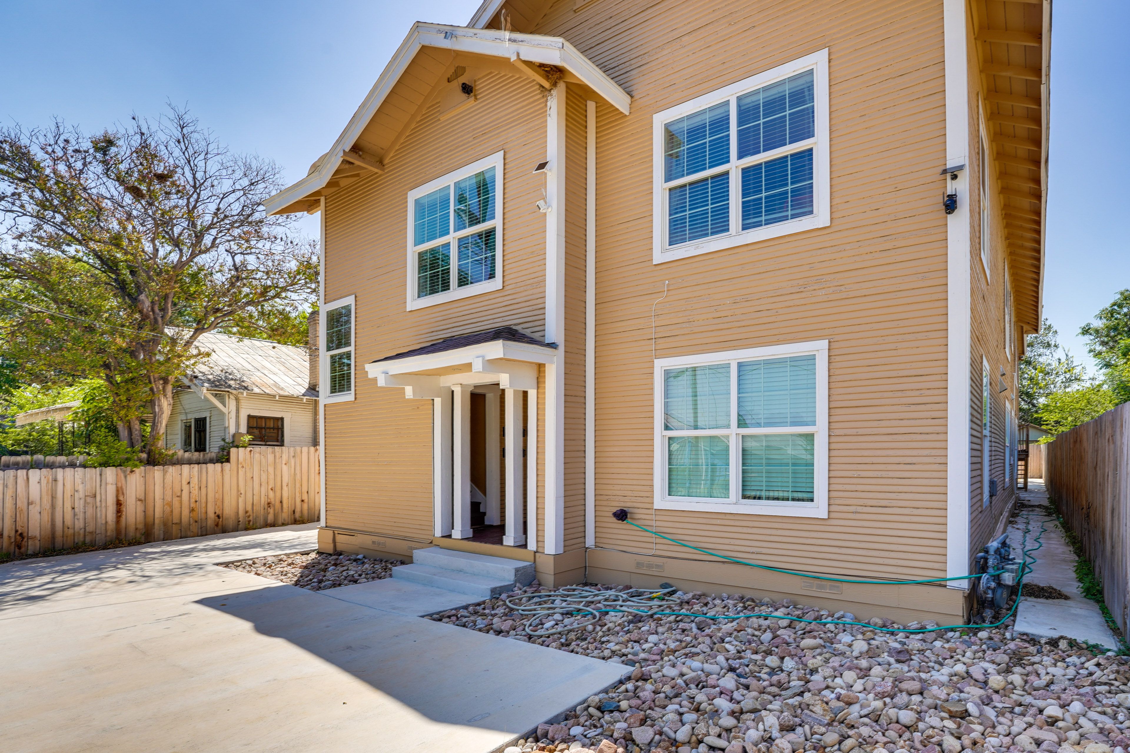 Exterior | Single-Story Apartment on 2nd Floor
