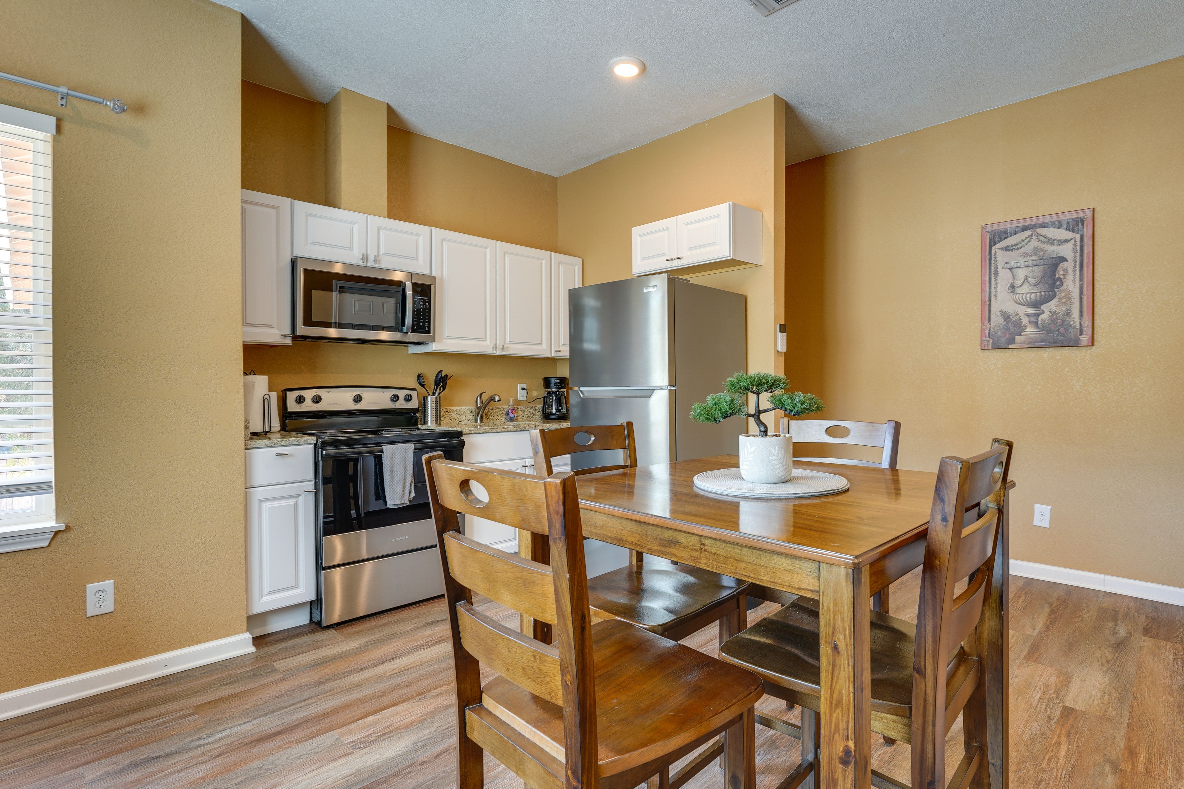 Dining Area | Dishes & Flatware Provided