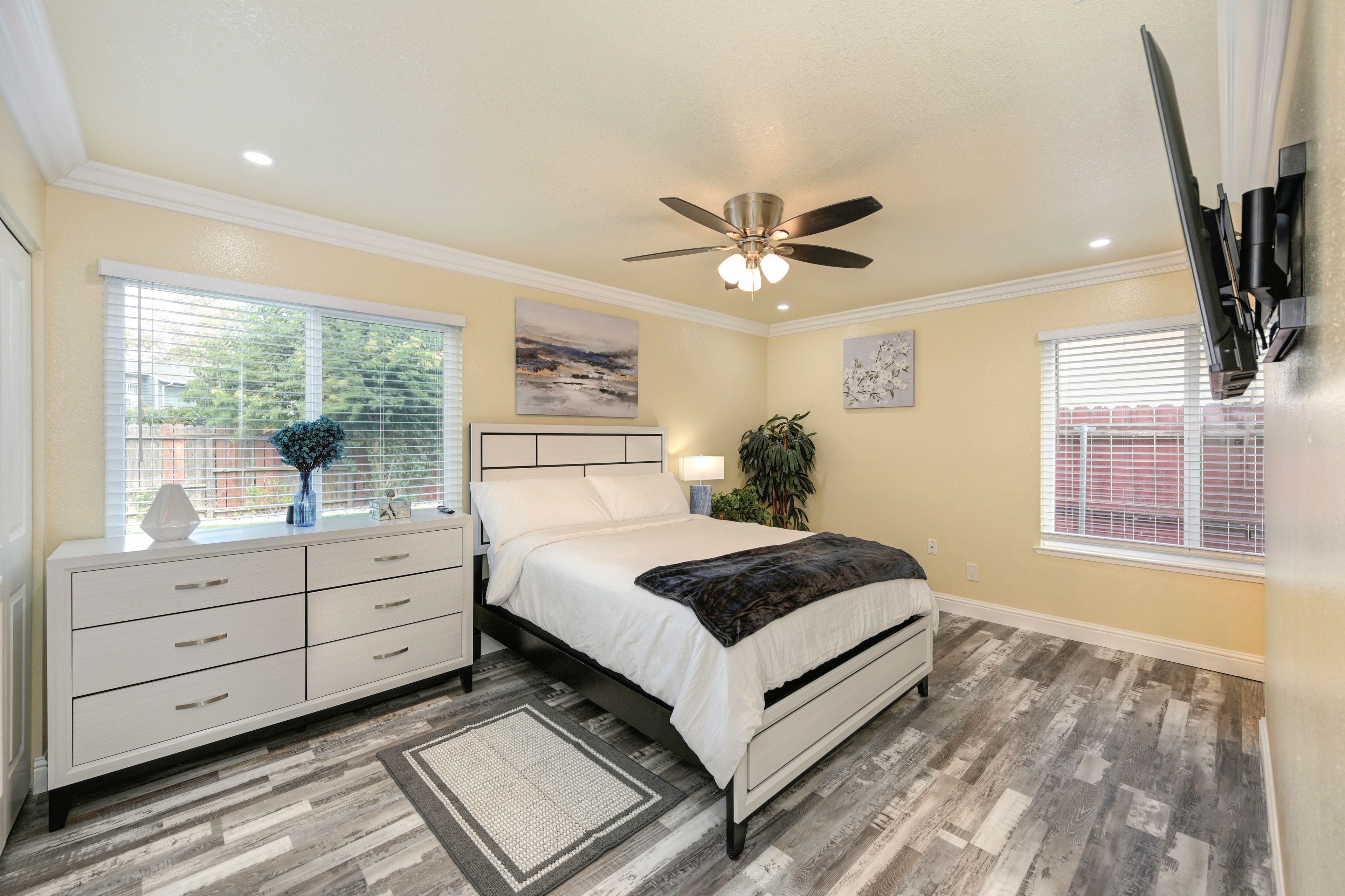 Bedroom 1 | King Bed