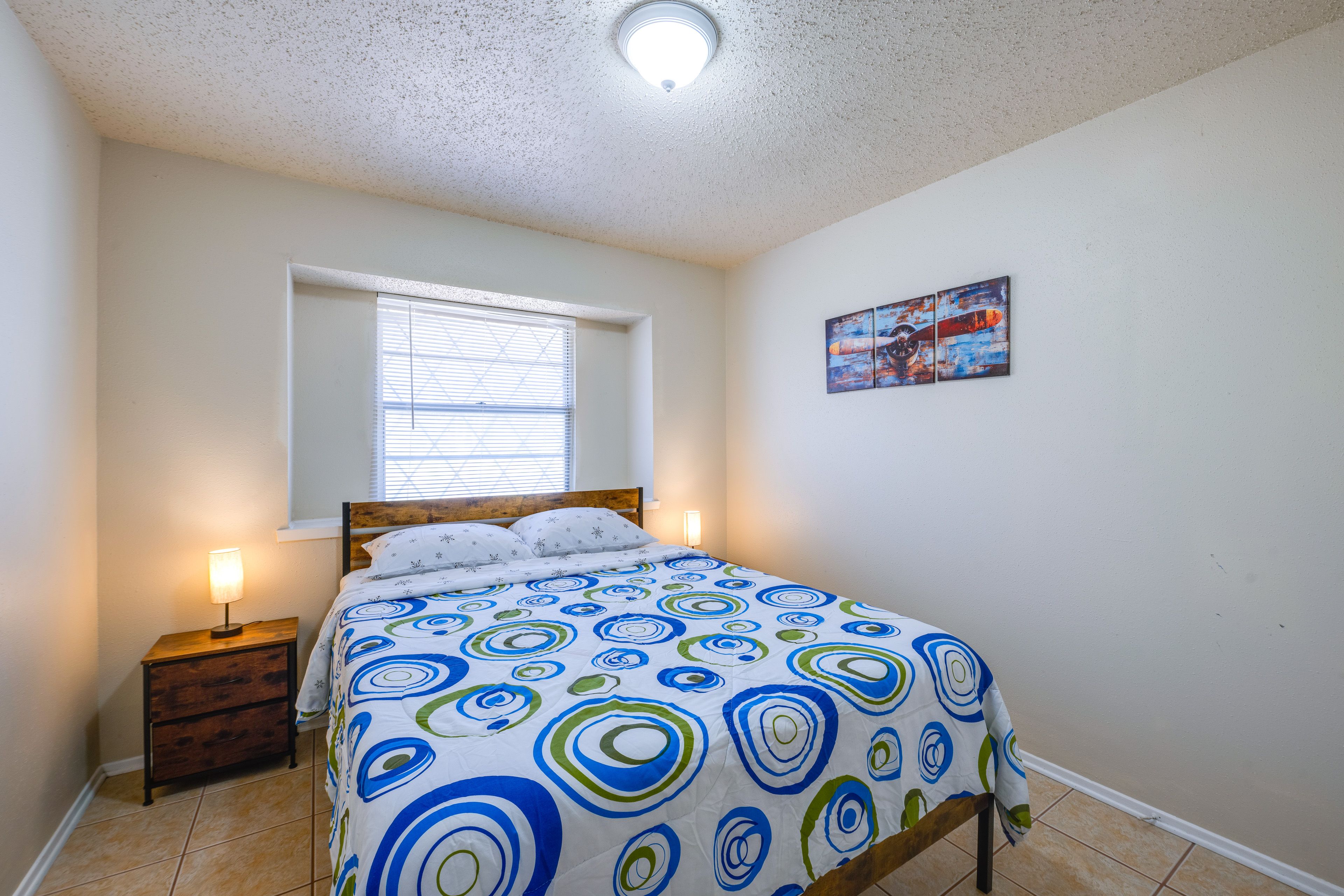 Bedroom | Queen Bed | Smart TV