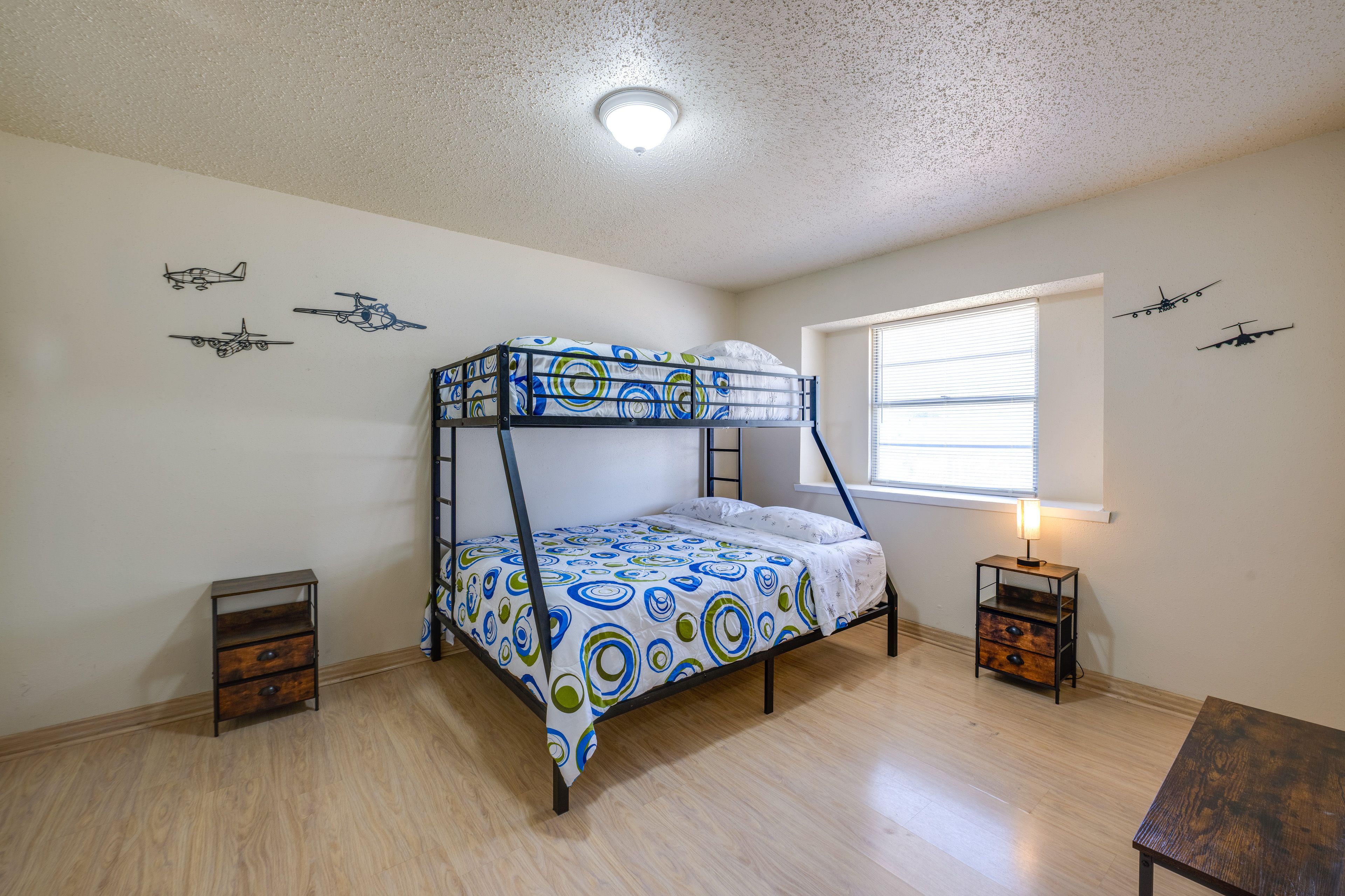 Bedroom | Twin/Queen Bunk Bed