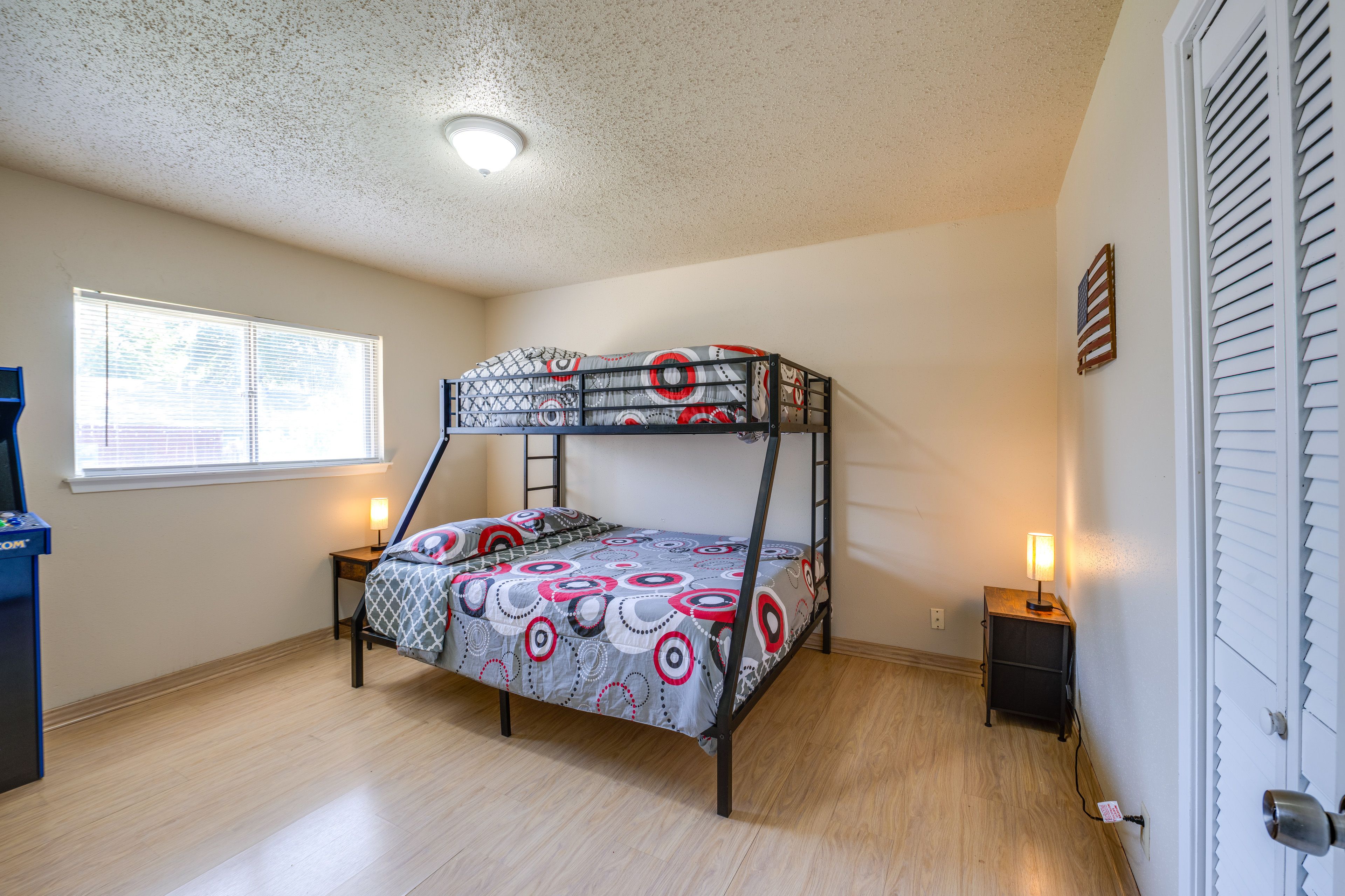 Bedroom | Twin/Queen Bunk Bed | Arcade Machine