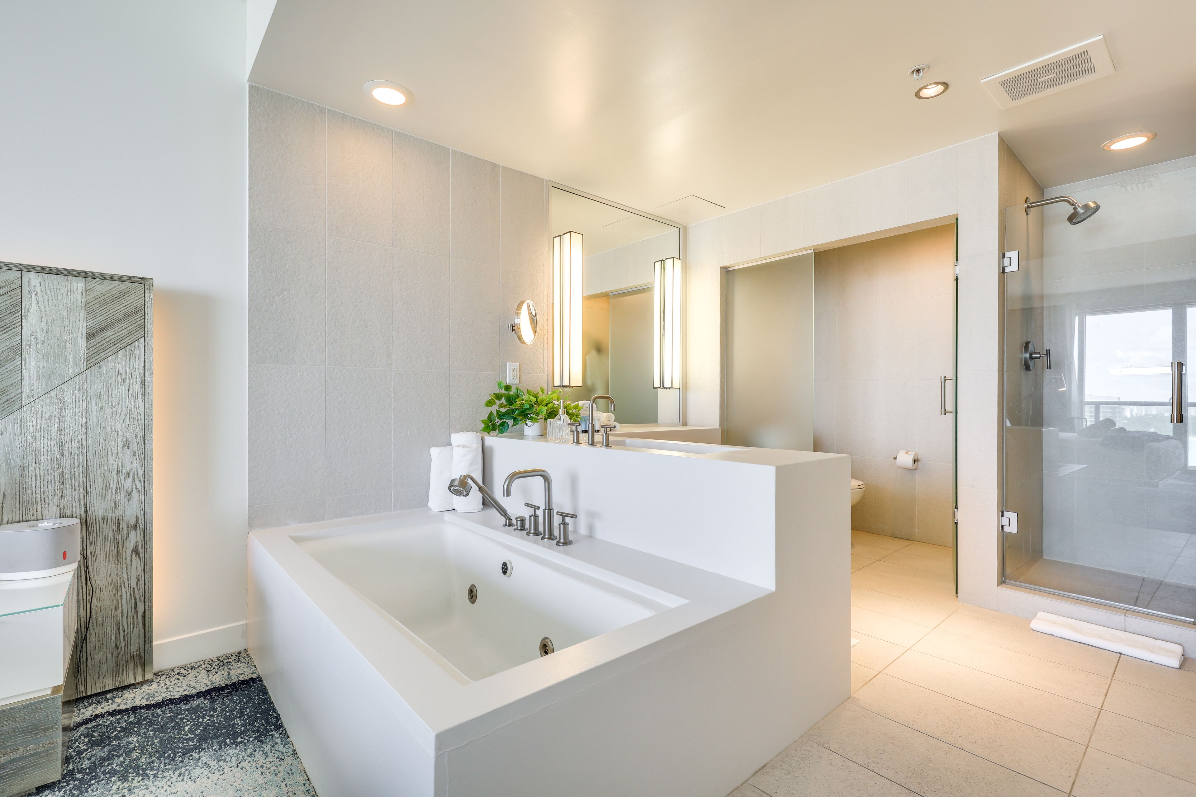 UNIT 2 | En-Suite Bathroom | Jetted Tub | Towels Provided