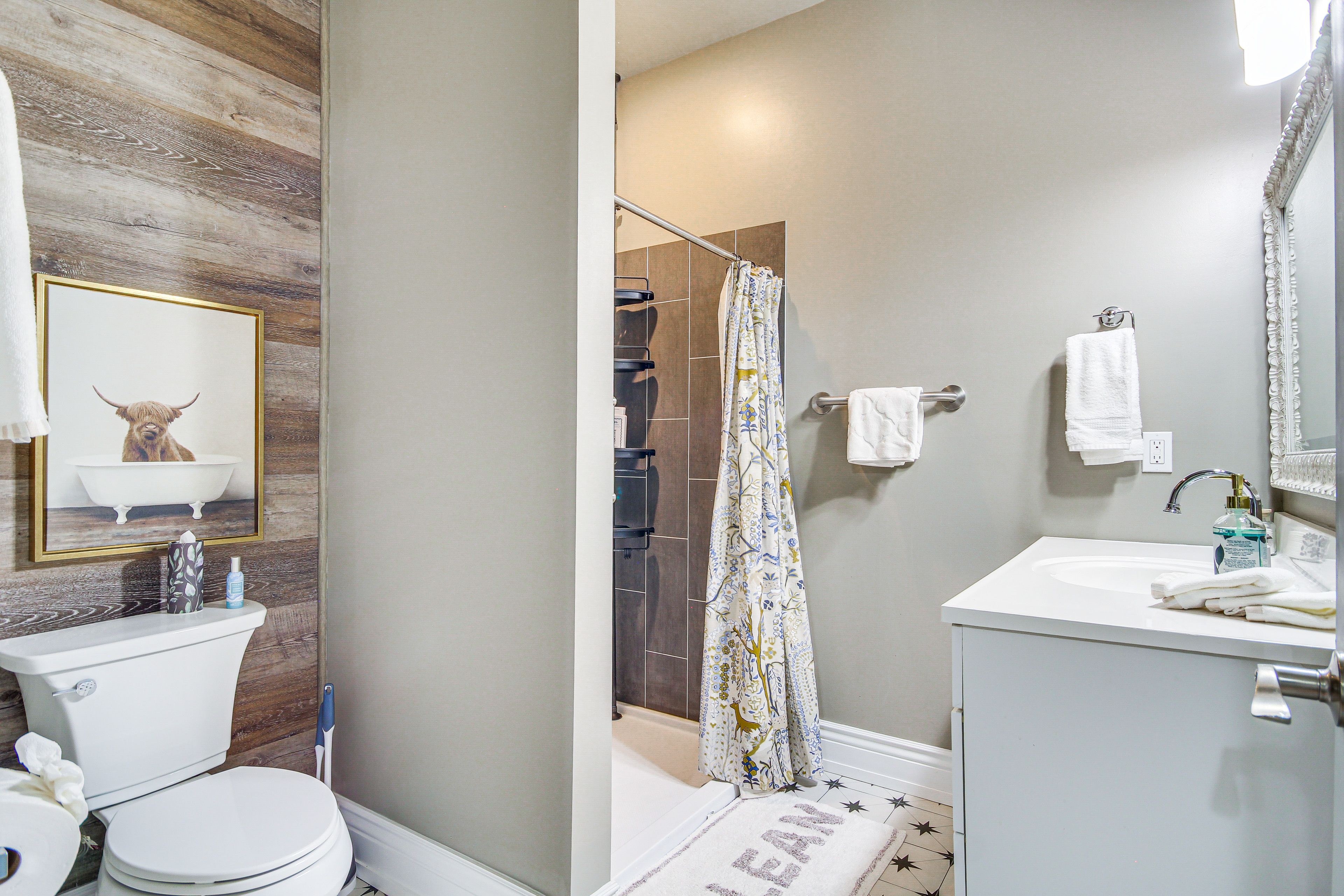 En-Suite Bathroom | Towels & Linens Provided
