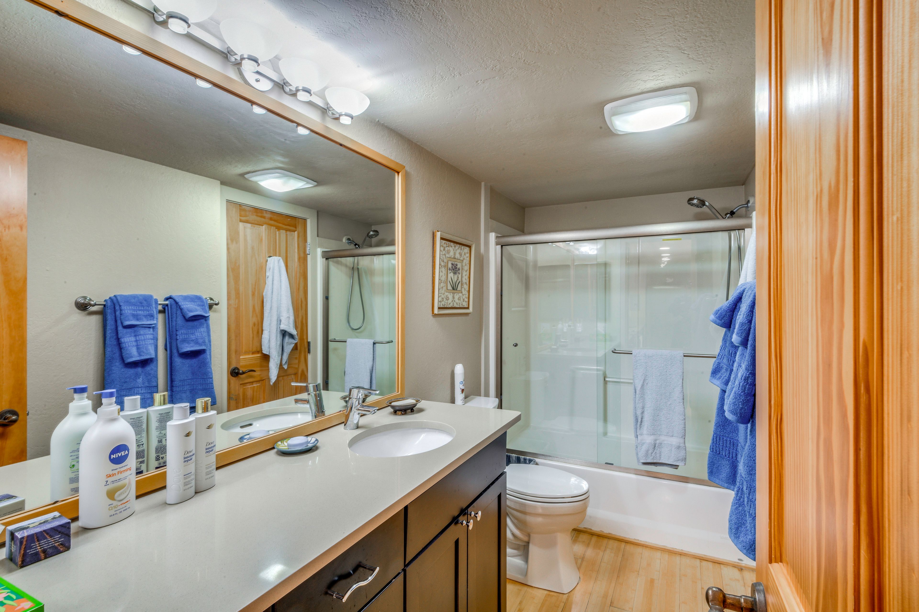 Full Bathroom | Towels & Linens Provided | 1st Floor
